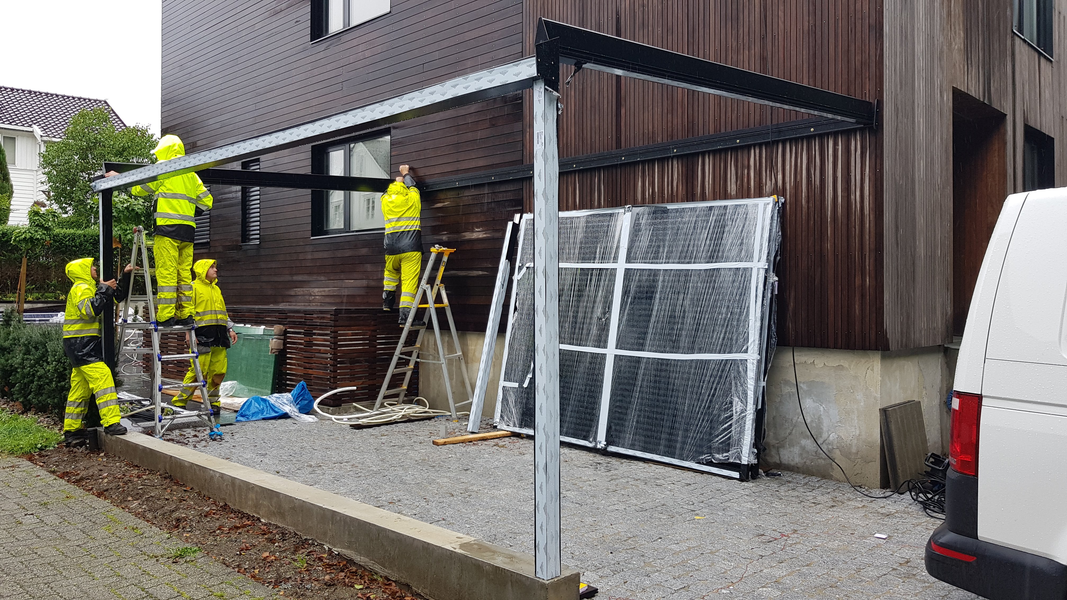 Montering av carport i aluminium med glasstak