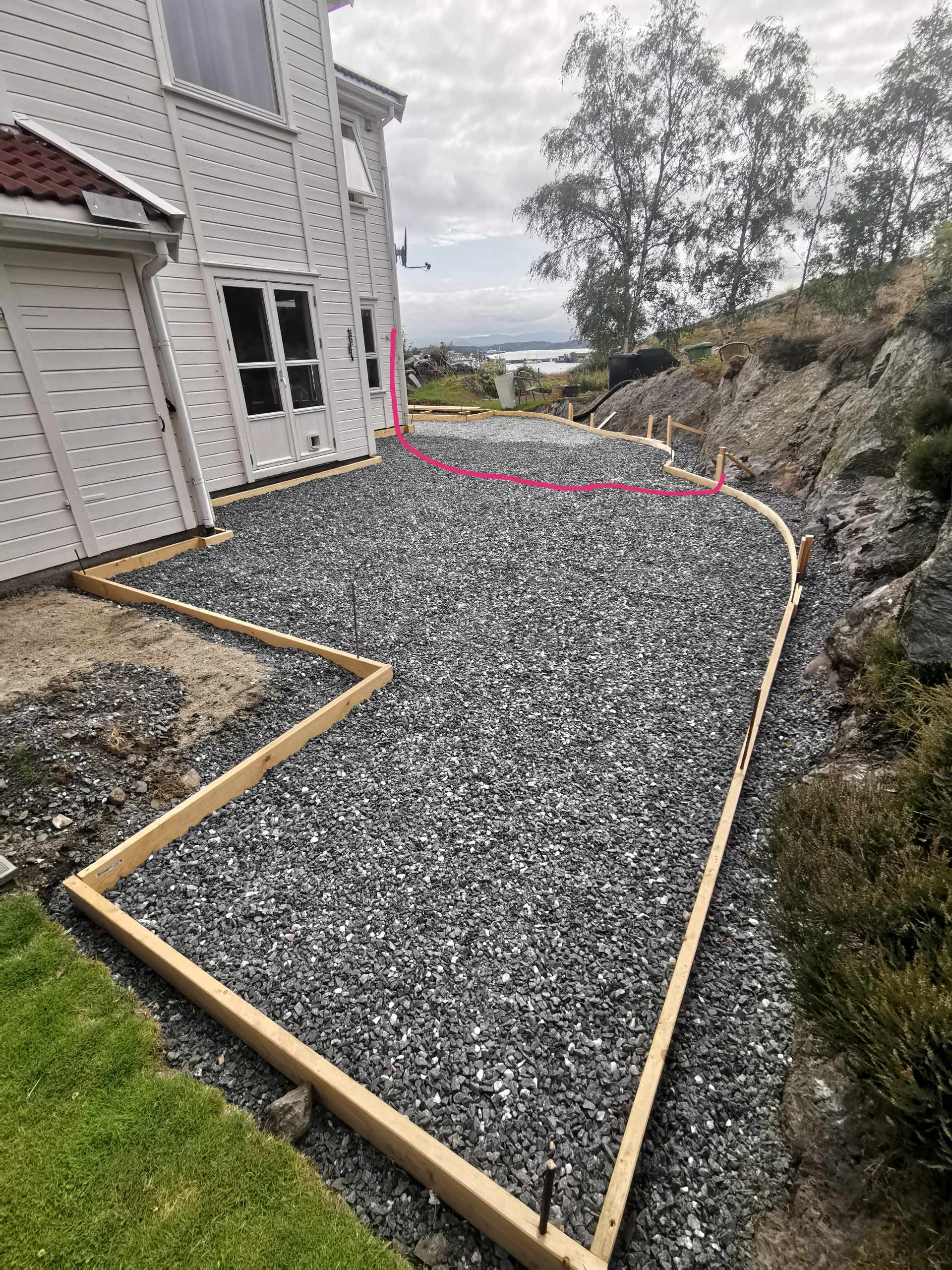 Bærelag av pukk avgrenset med forskaling langs fjellet