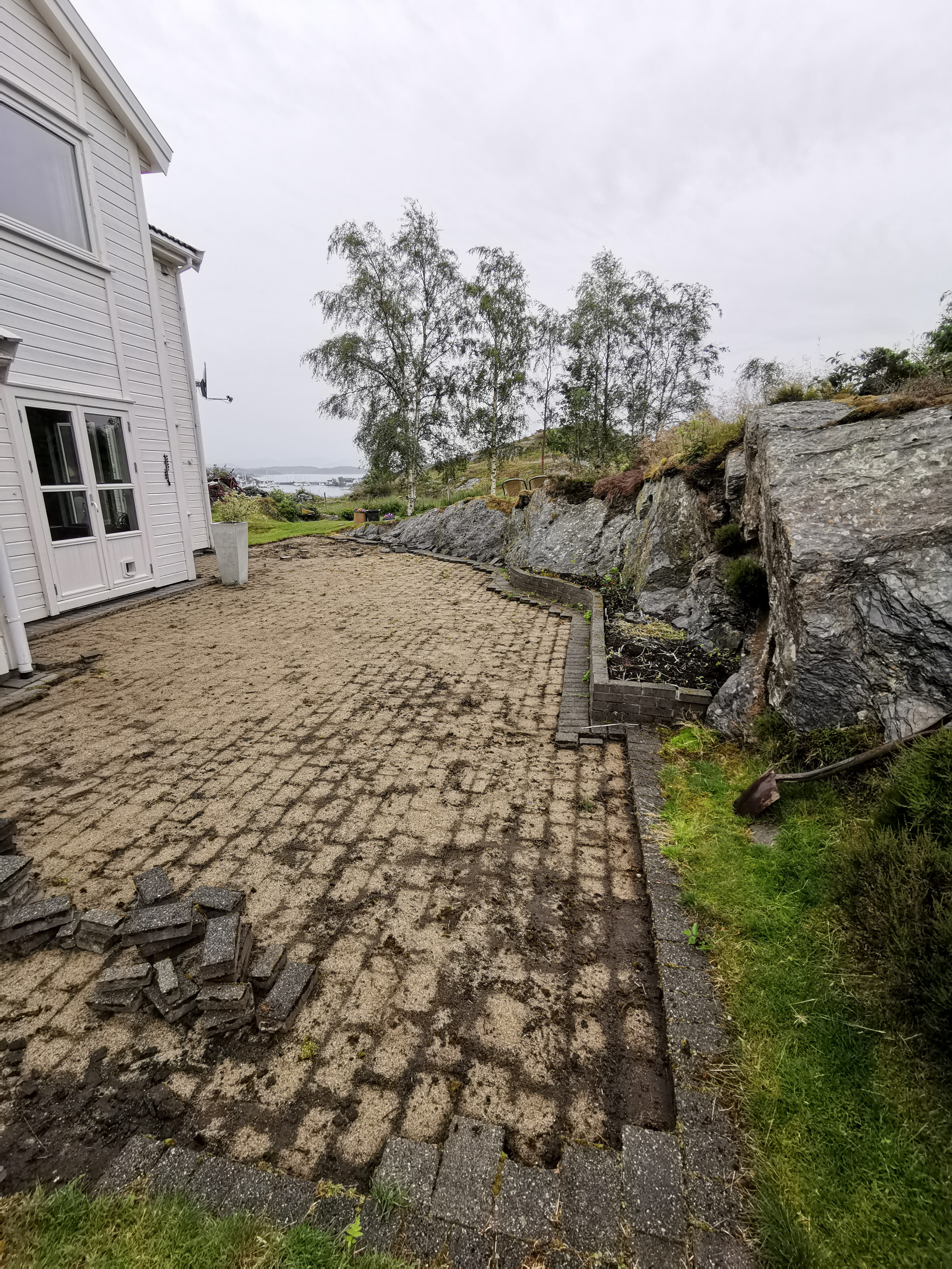 Eksisterende belegningsstein under fjerning før grunnarbeidet