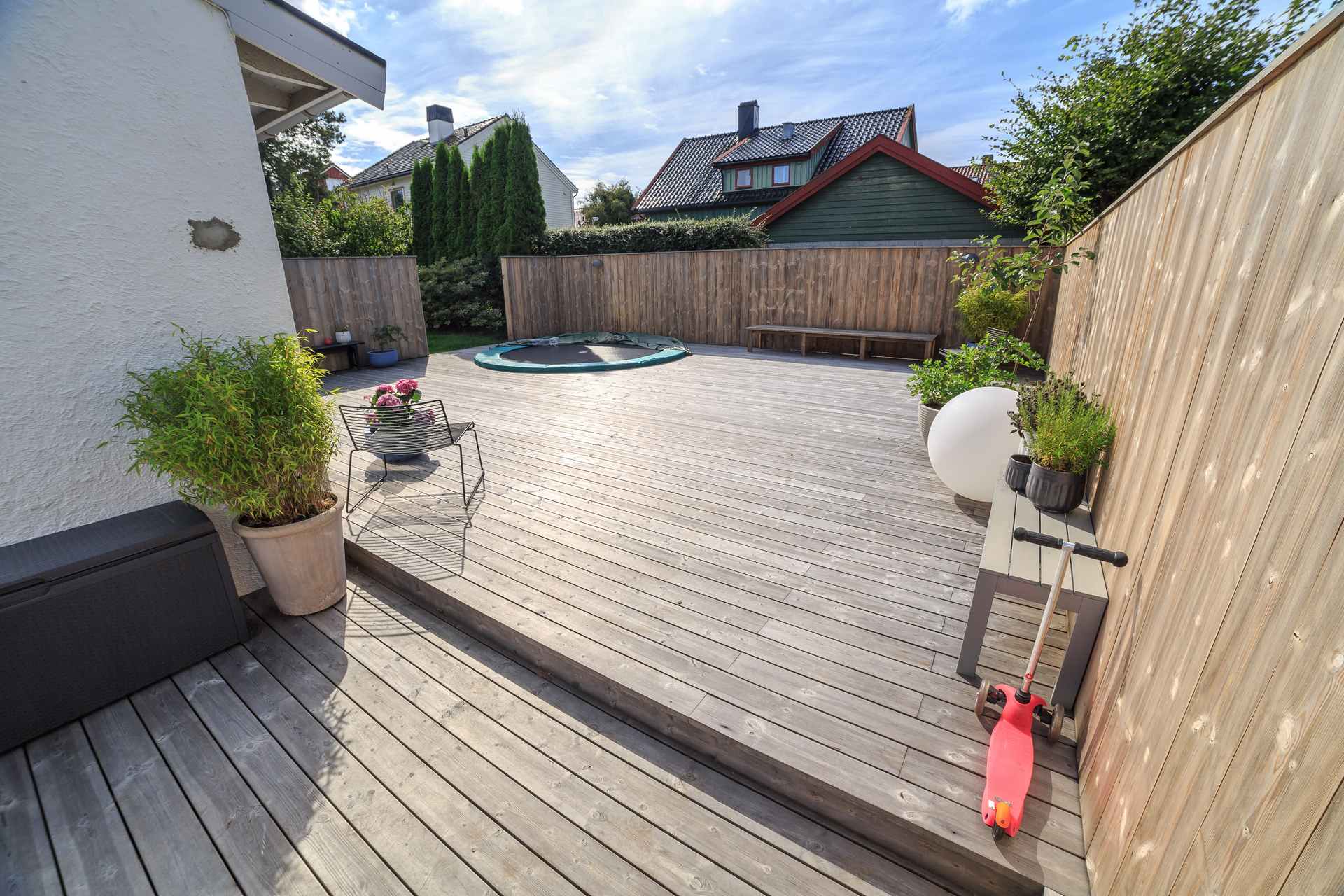 Ferdig terrasse med nedfelt trampoline integrert i dekket