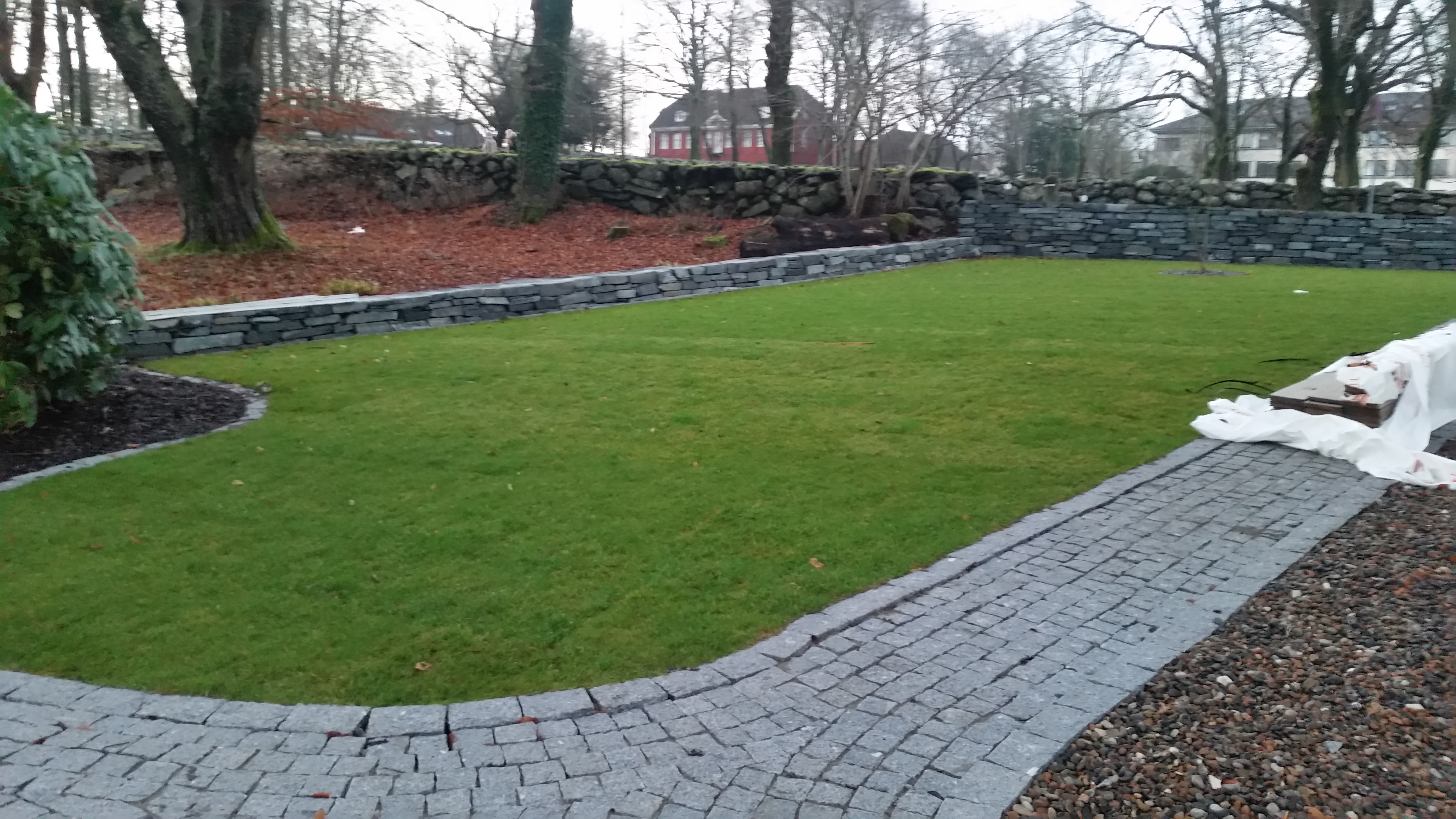 Ferdig plen med kantstein og plantefelt i hagen