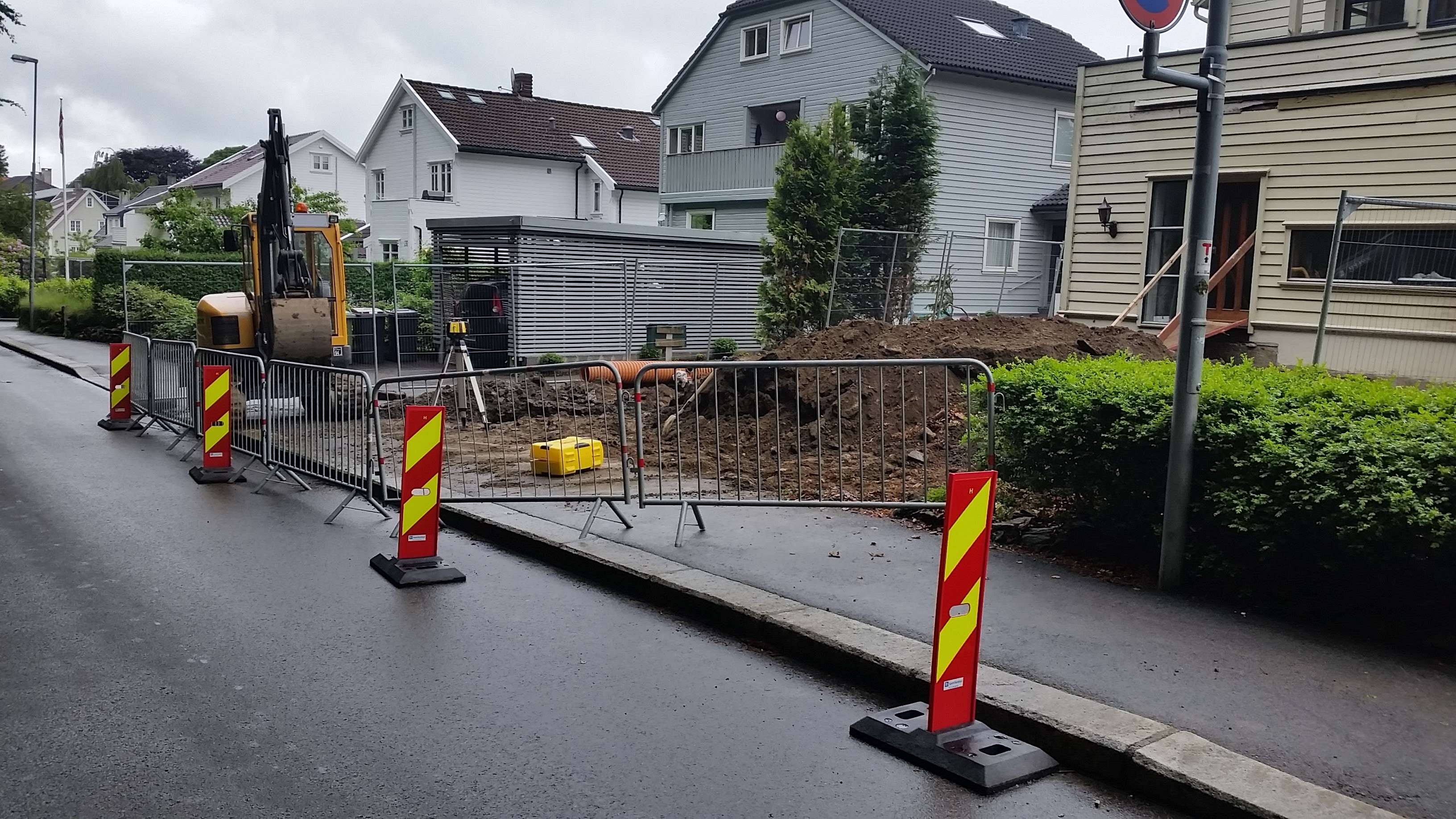 Grøftearbeid i veien for senking og tilkobling av hovedavløpet