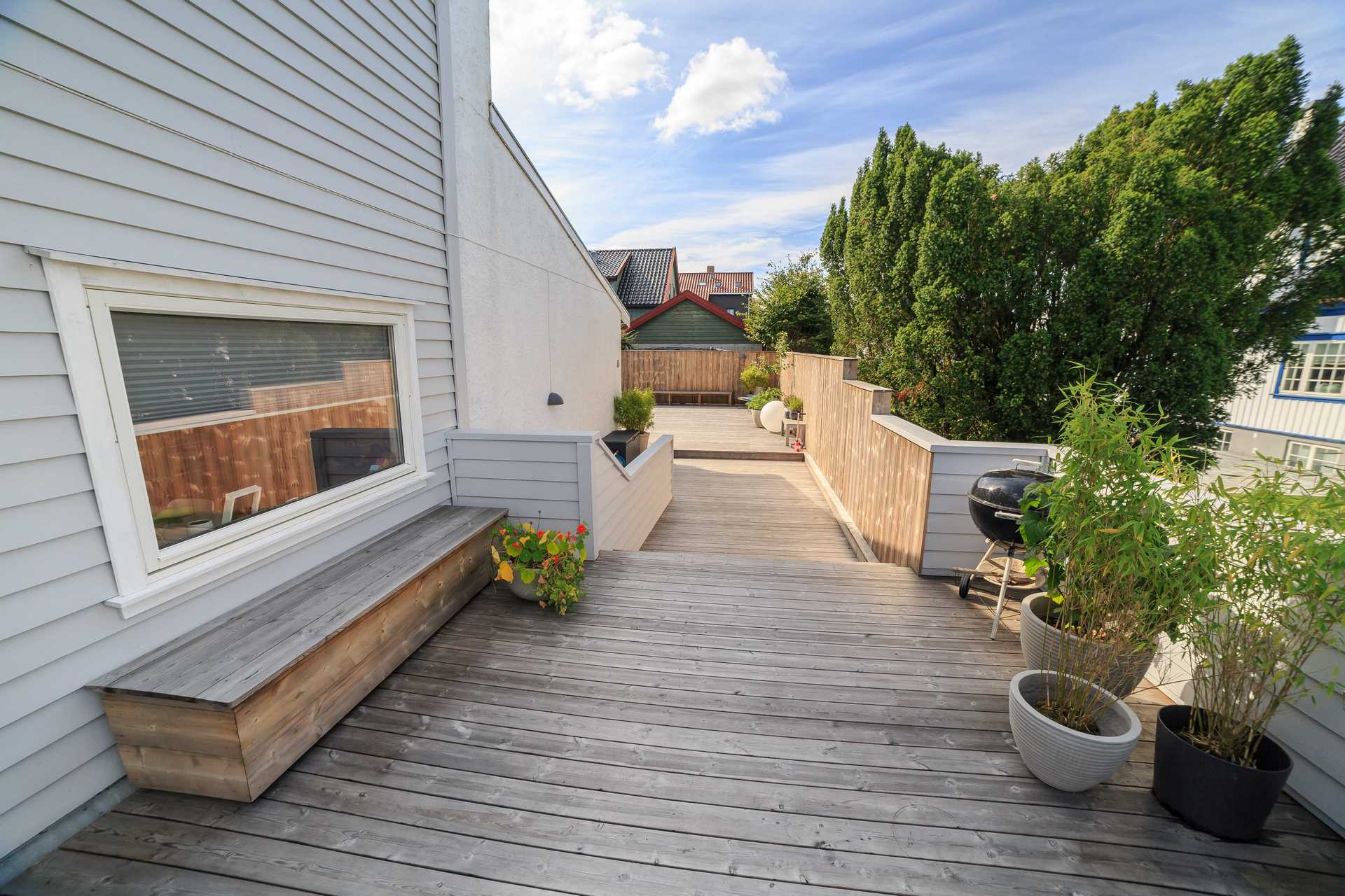 Terrassekonstruksjon med trapp og overgang mellom nivåer
