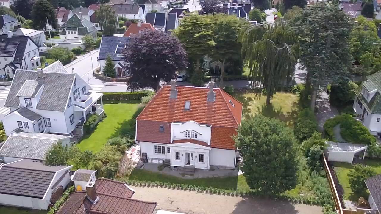 Luftfoto som viser villaen og nabolaget før hagen ble anlagt