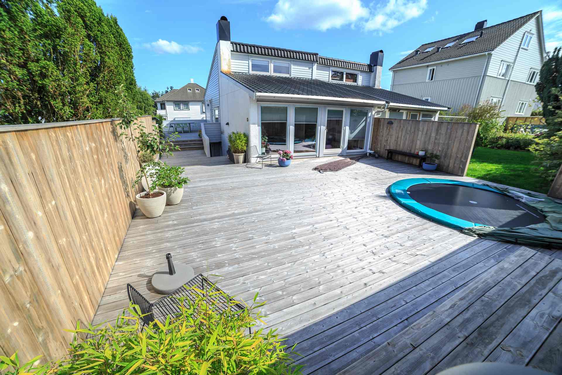 Ferdig uteområde med støttemurer og terrasse i Kebony