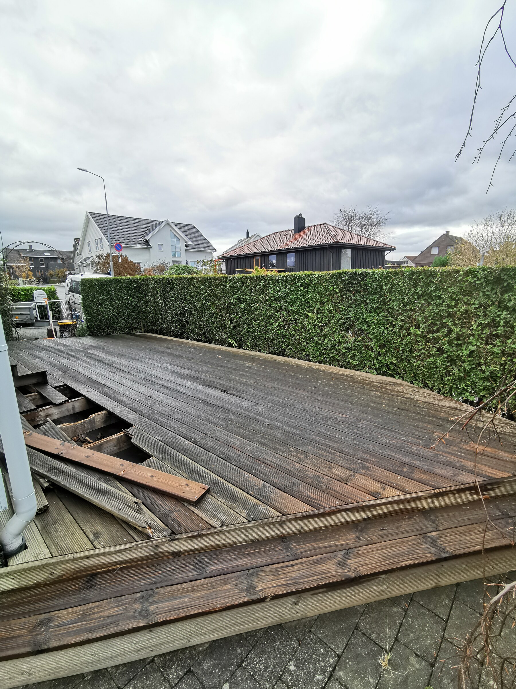 Eksisterende treterrasse før demontering