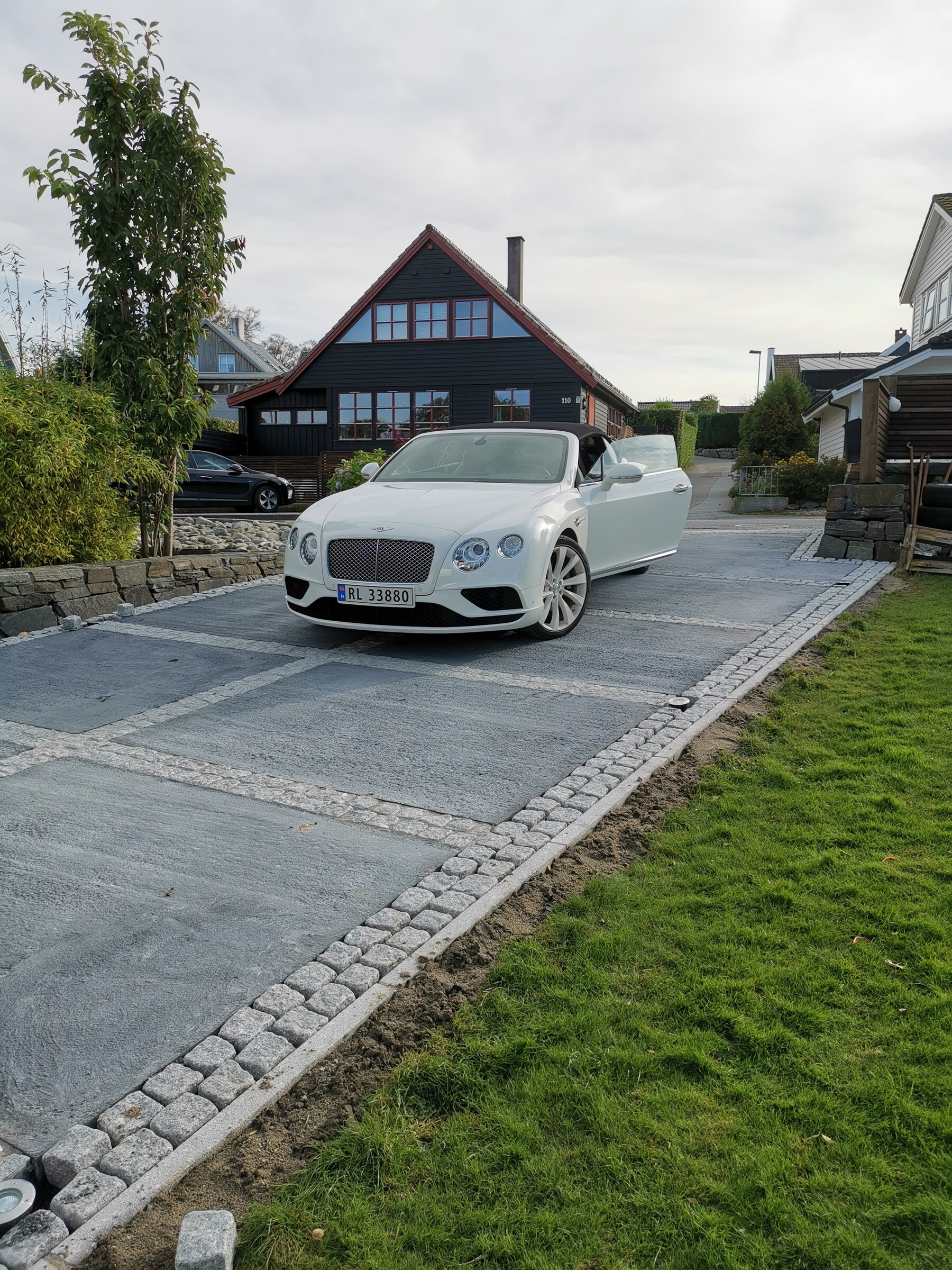 Betongfeltene sett fra siden med granittbrostein i dilatasjonsfugene