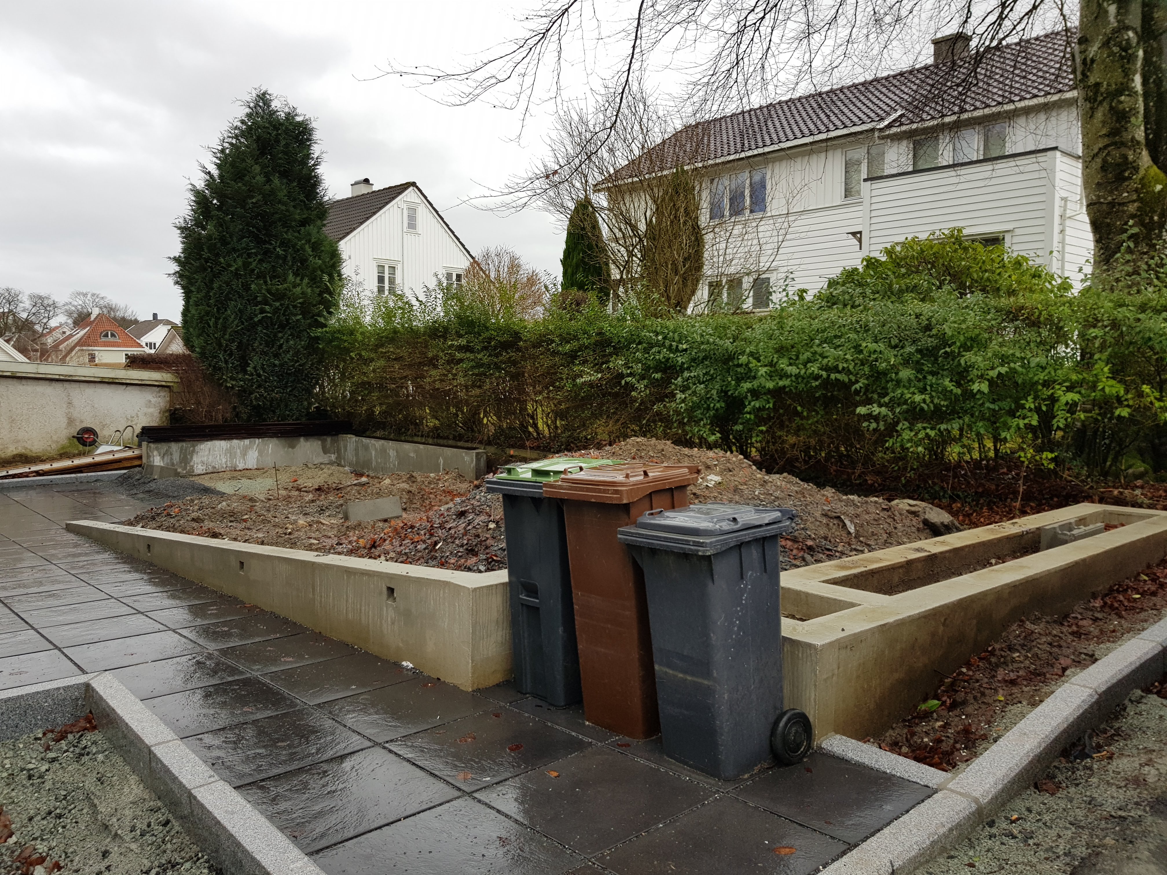 Opparbeidelse av hage med plantefelt avgrenset av betongkanter