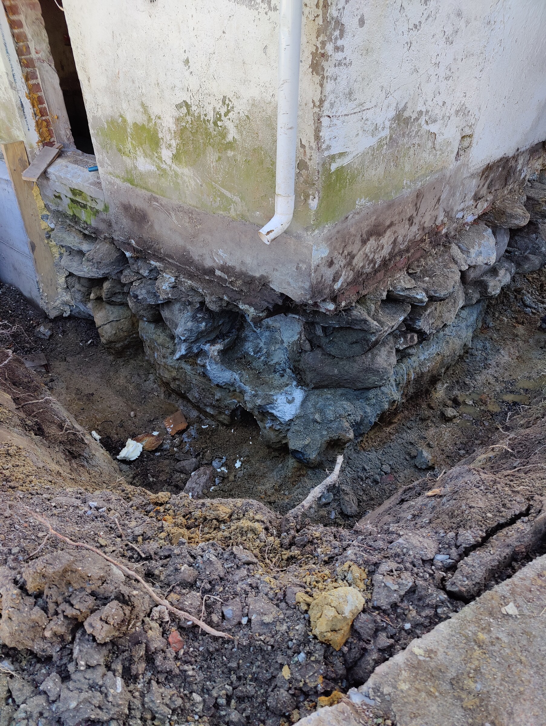 Eksponert hjørne av det opprinnelige fundamentet bygget av store natursteiner