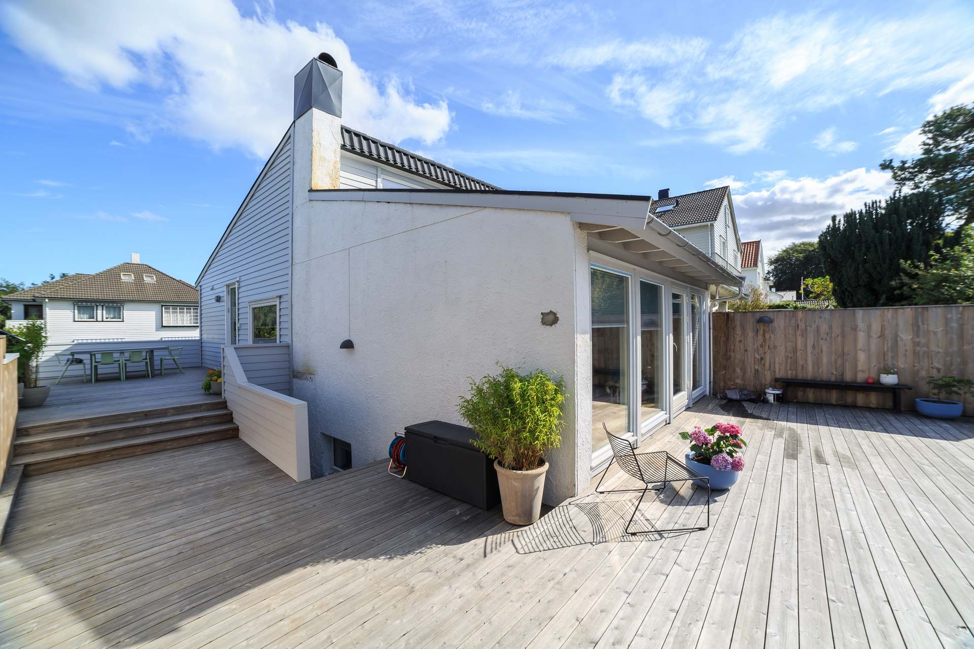 Terrasse i Kebony langs husveggen