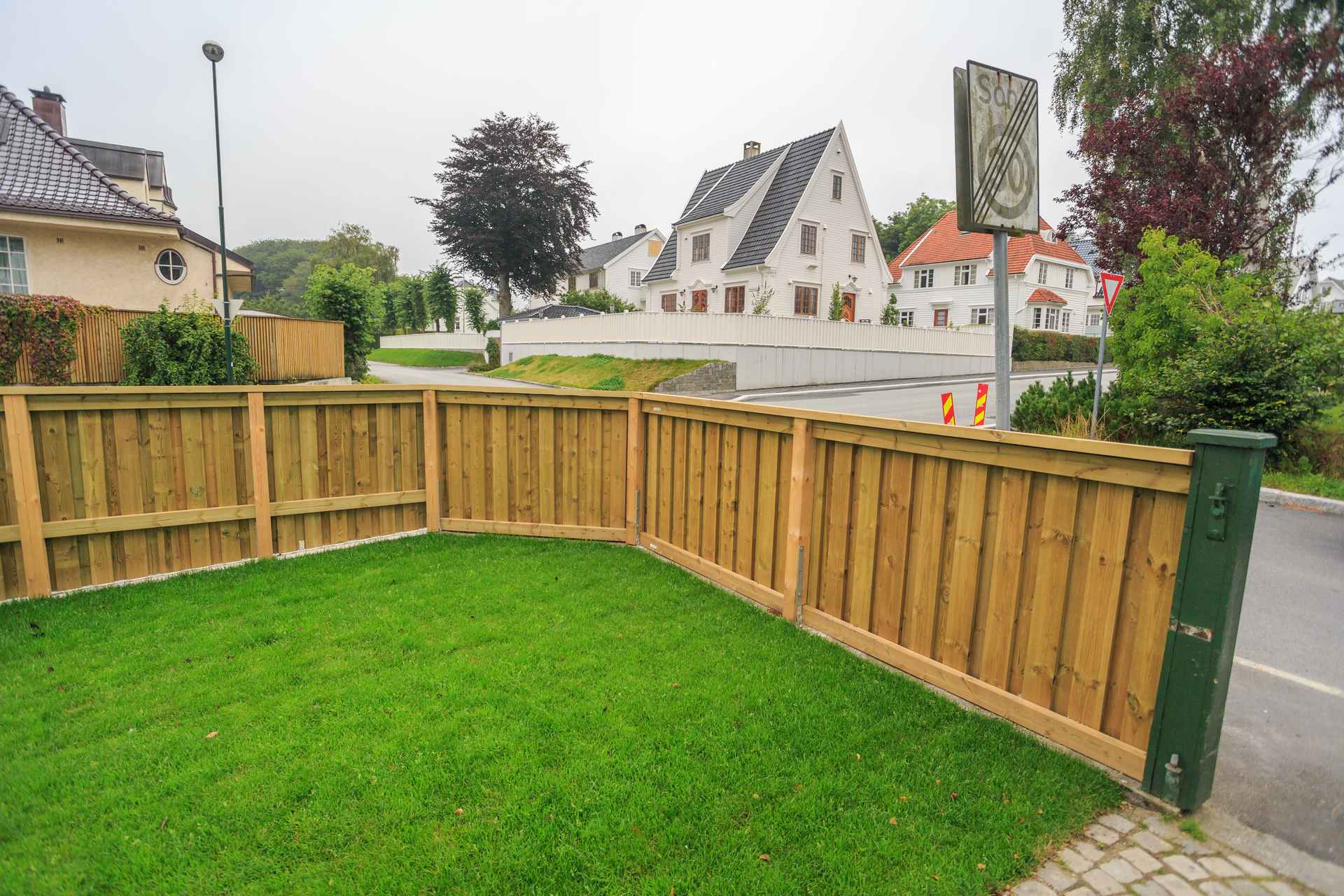 Detalj av tregjerdet og muroverflaten