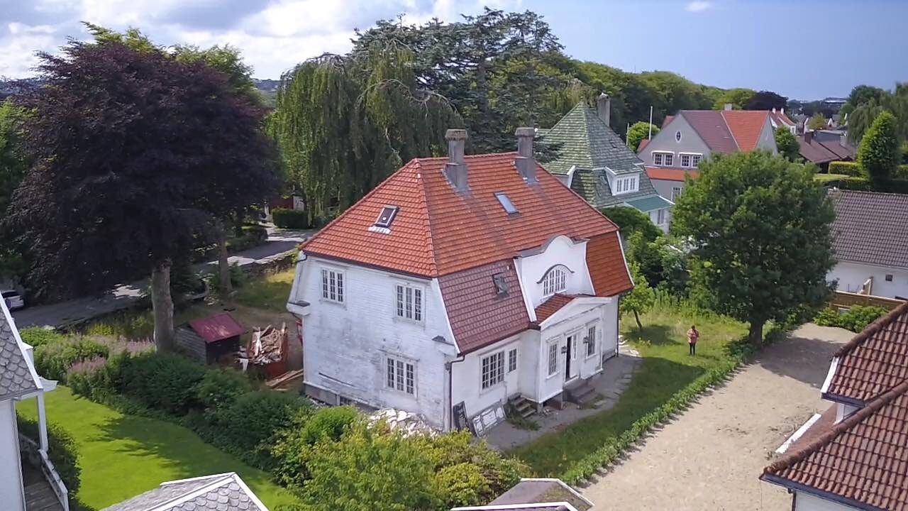Luftfoto av eiendommen før oppstart med opprinnelig hage og innkjørsel