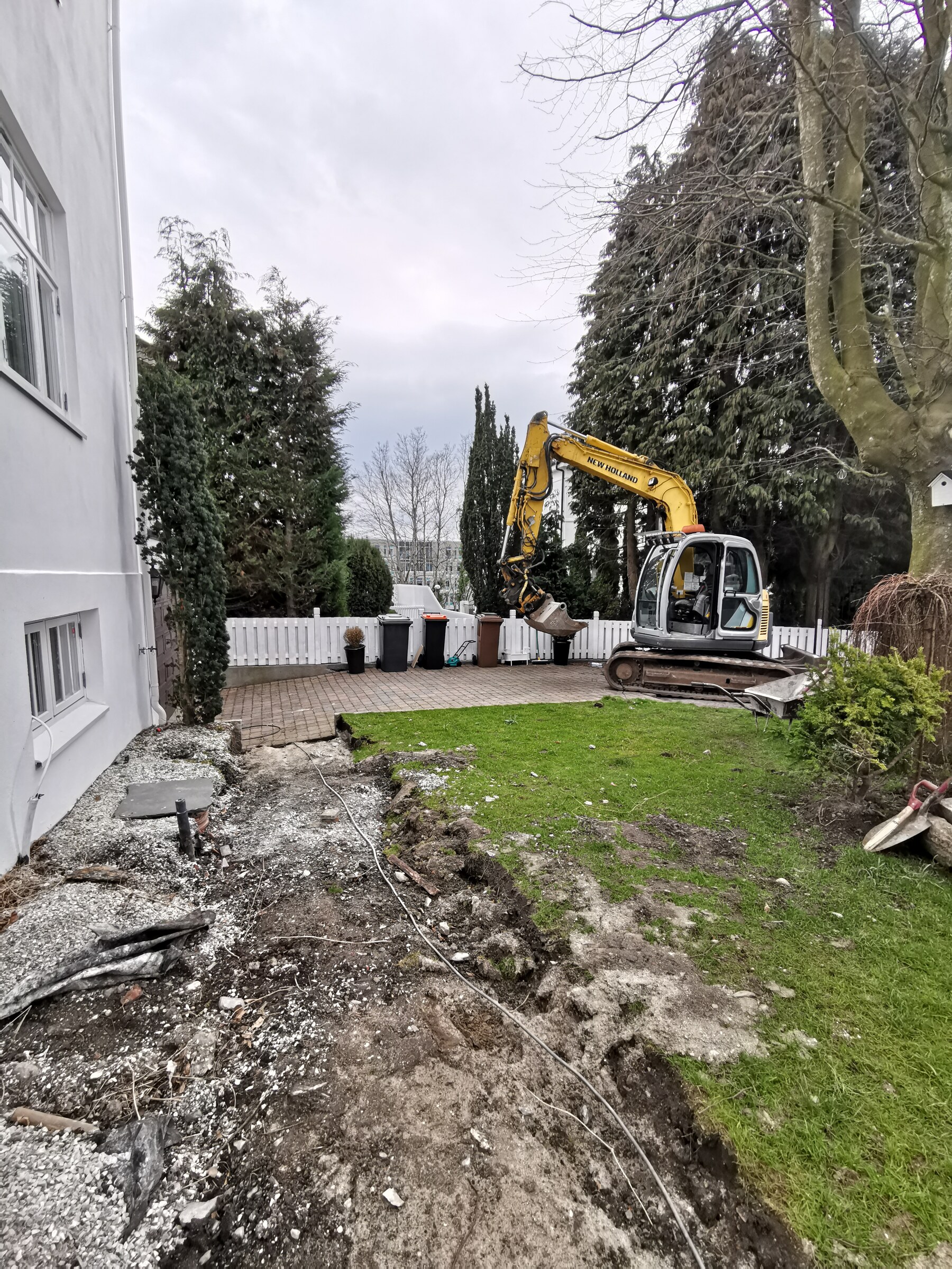 Hagen ved oppstart med gravemaskin og åpnet terreng langs huset