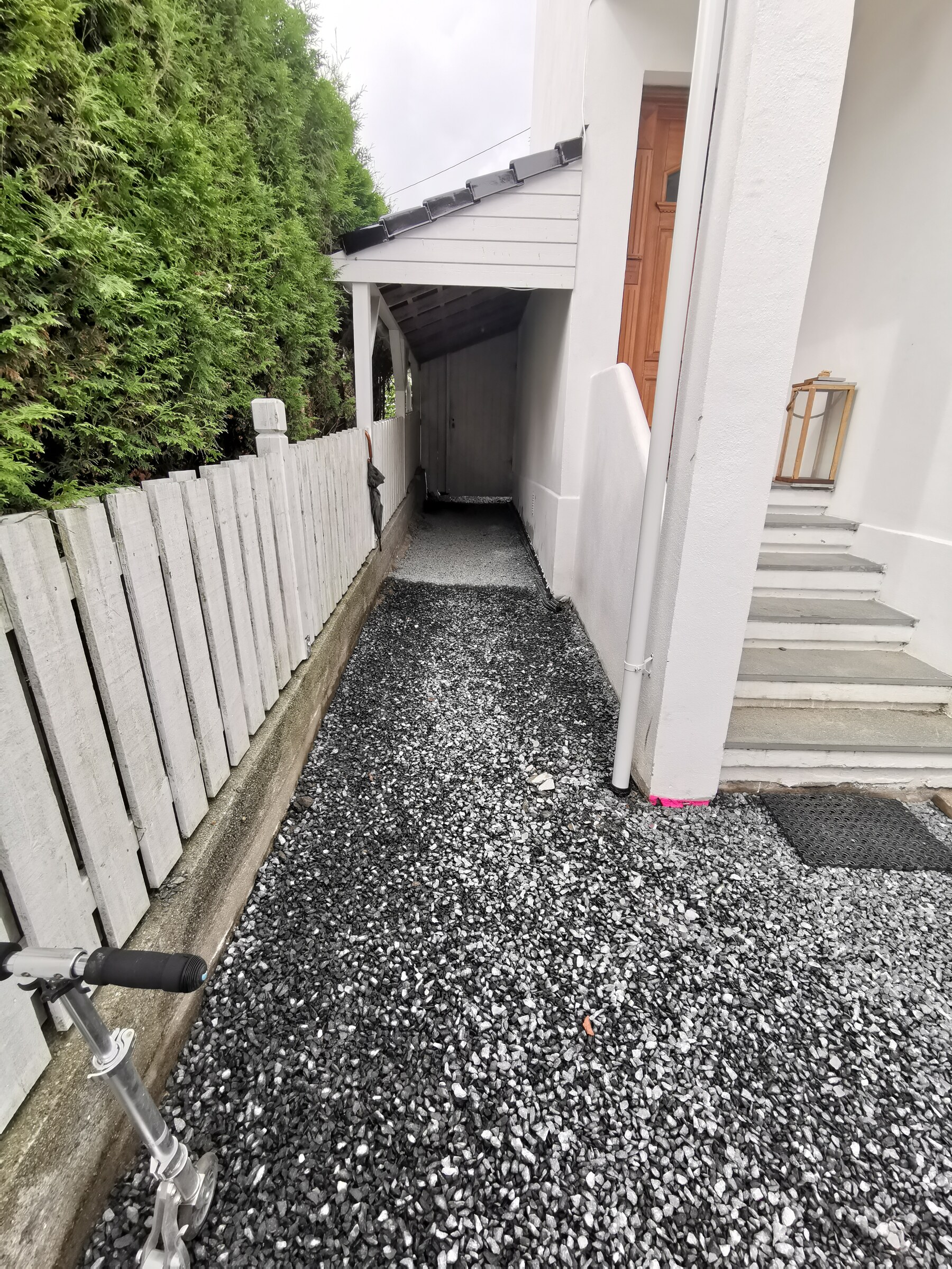 Ferdig gruset gangsone langs huset etter tilbakefylling