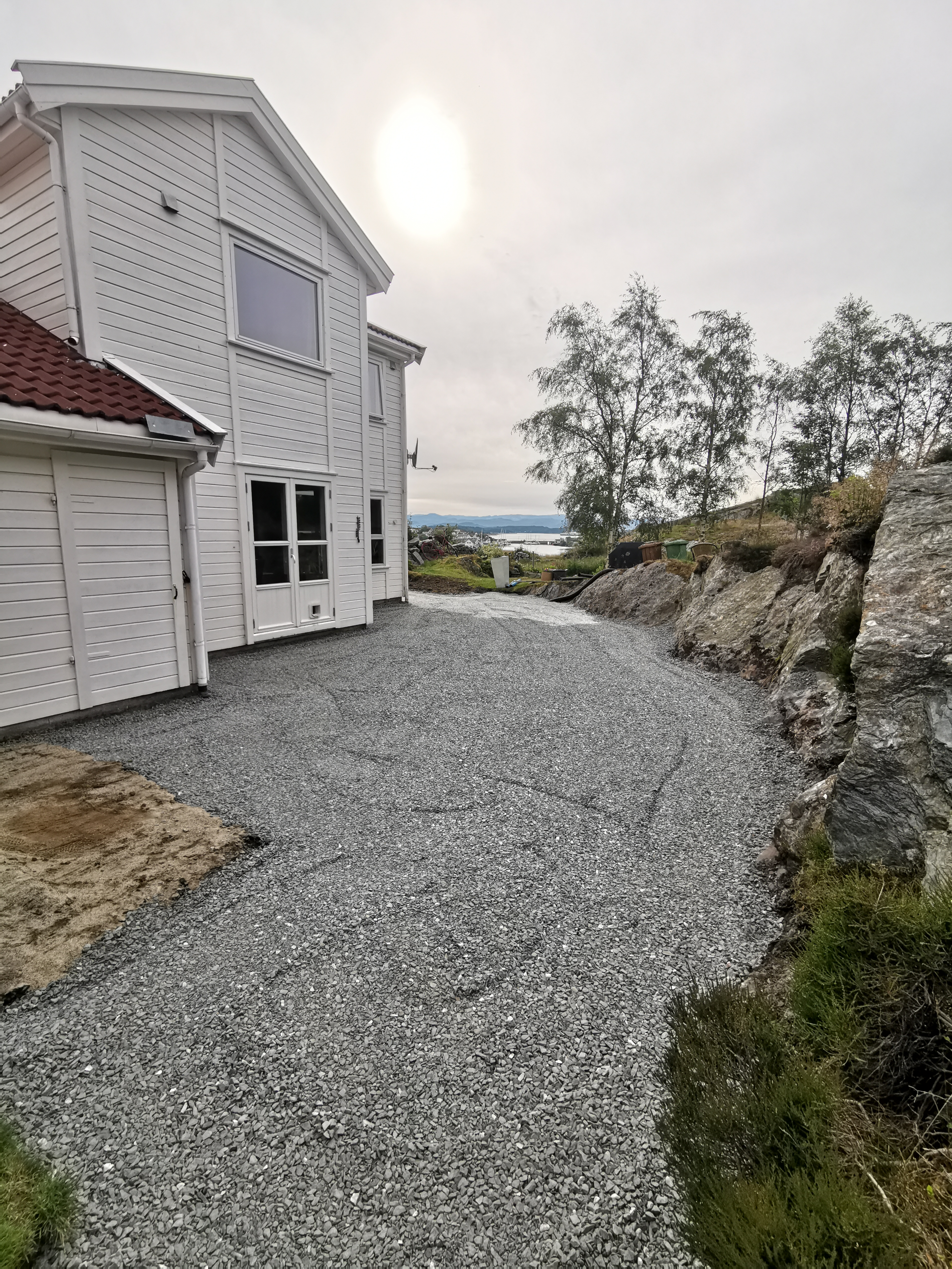 Underlag av pukk klargjort langs bygget