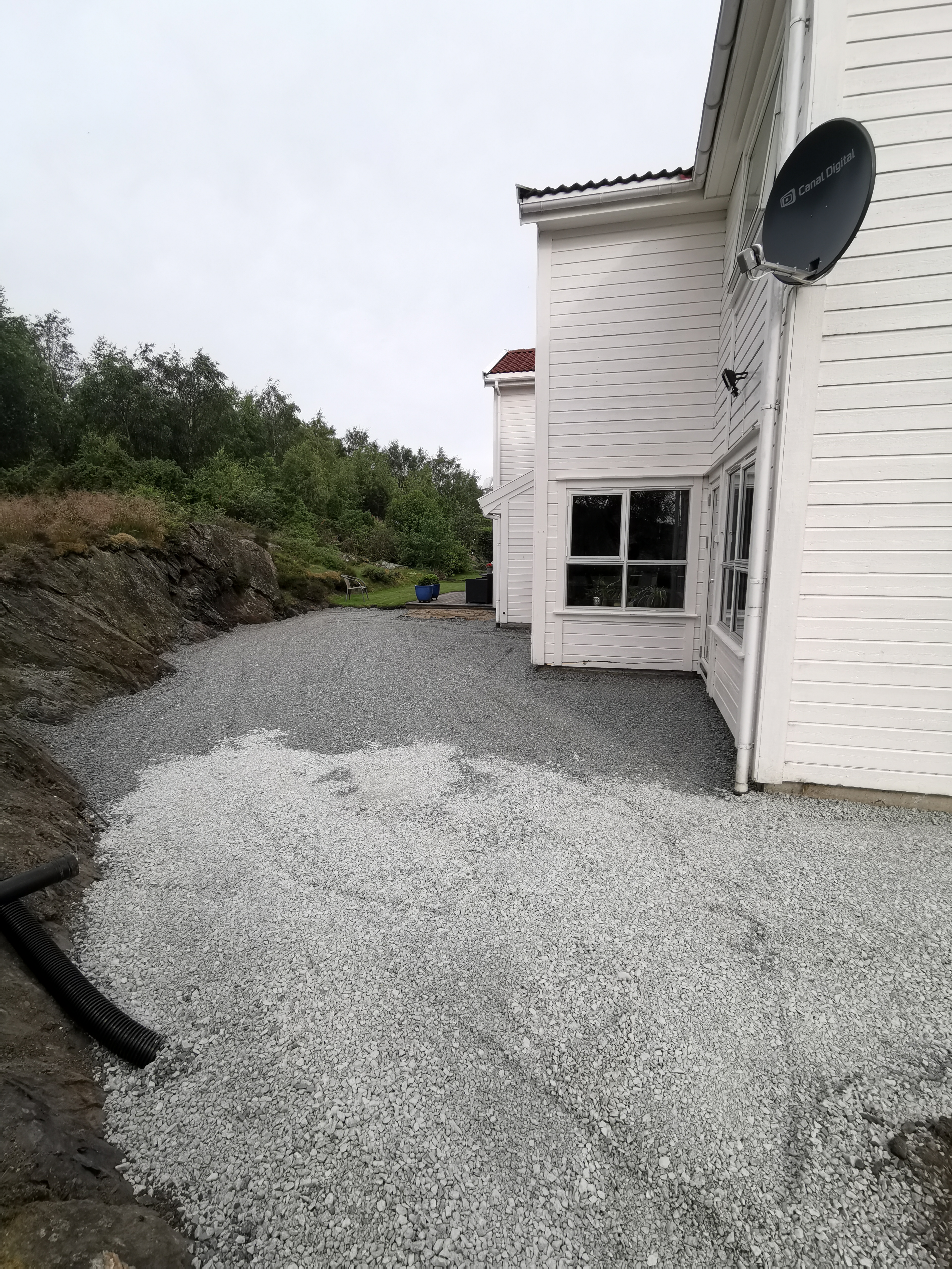 Klargjort pukkunderlag mellom hus og fjellparti