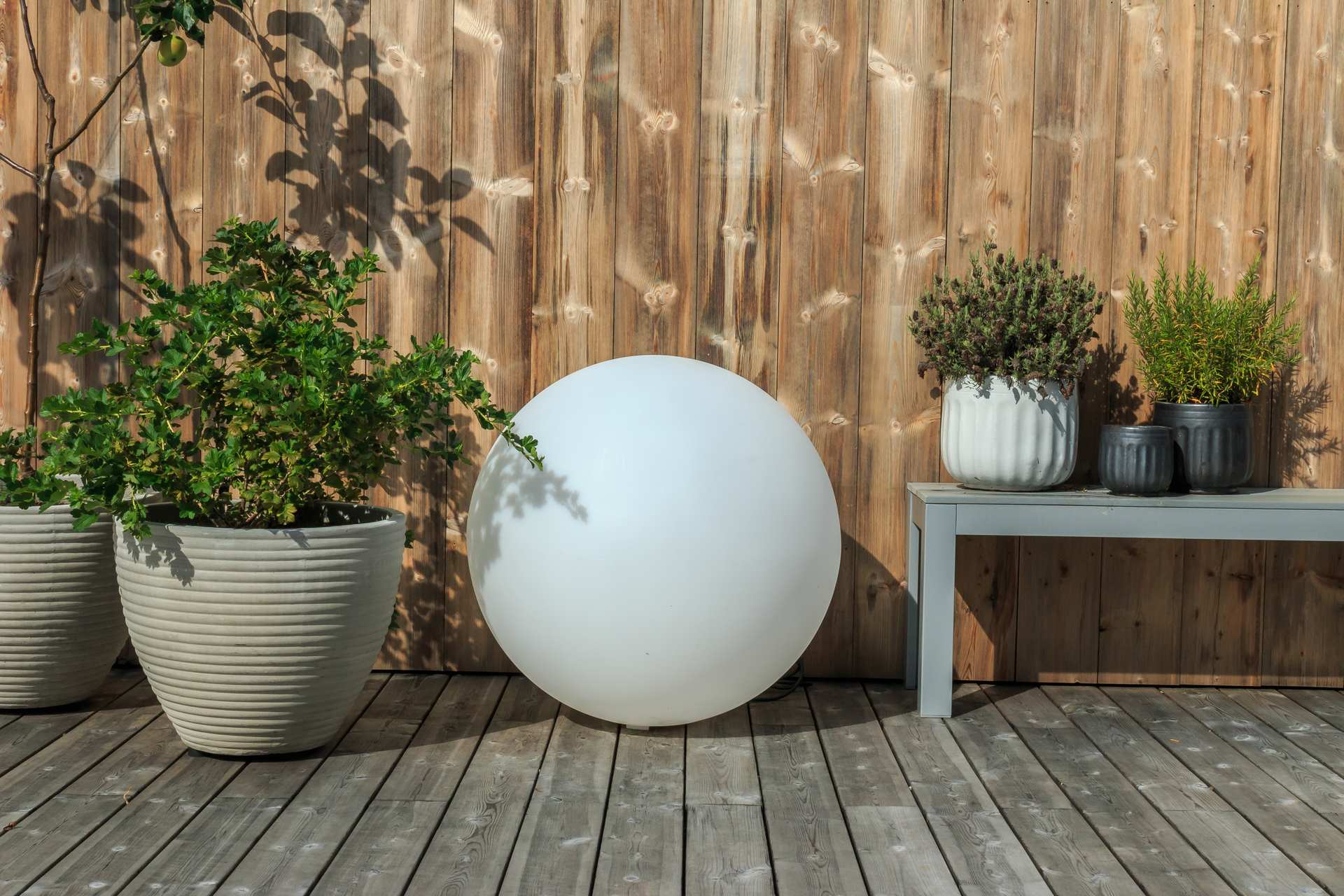 Detalj av gjerde og terrassebord i Kebony