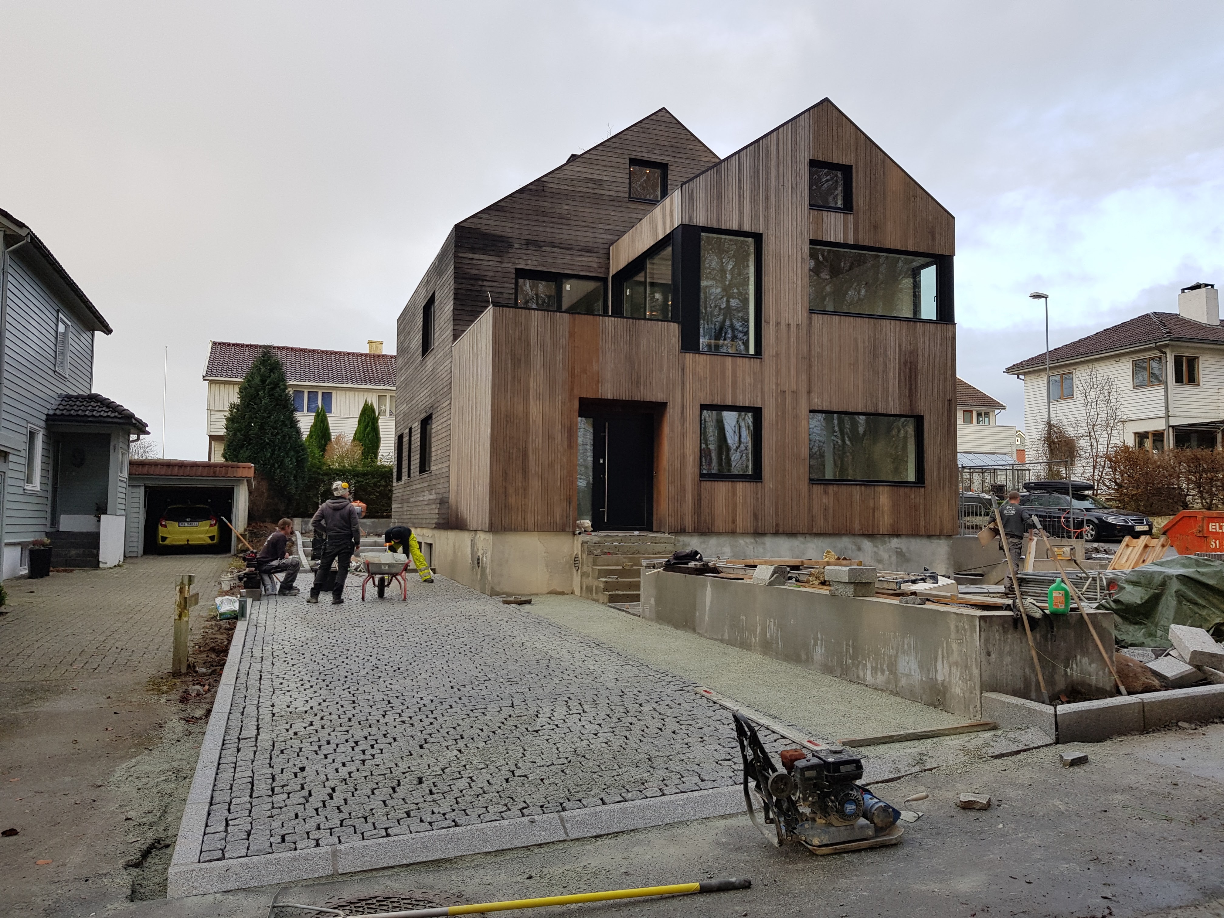 Innkjørsel under legging av granittbelegning foran bygget