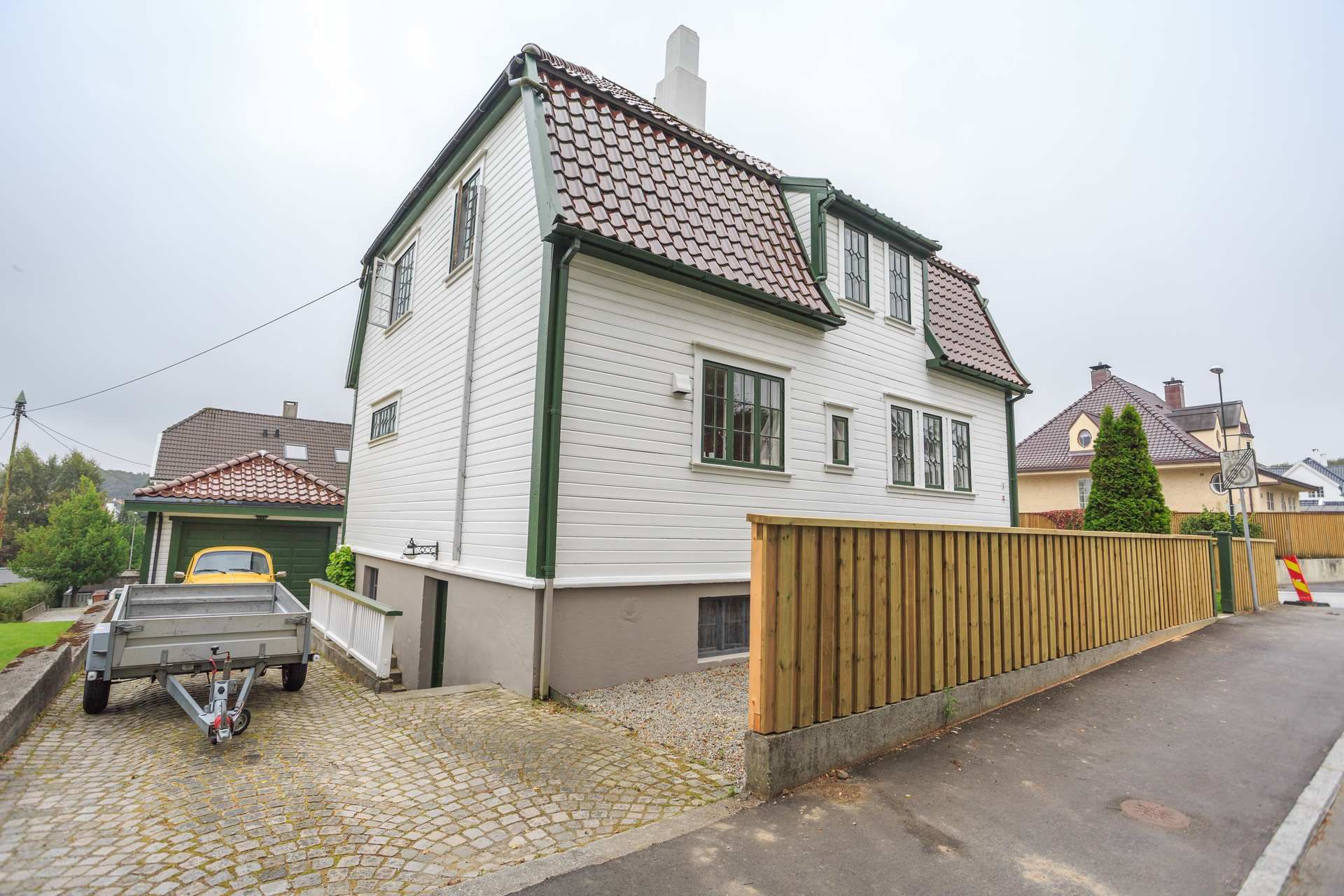 Støttemur og gjerde med ferdig terreng