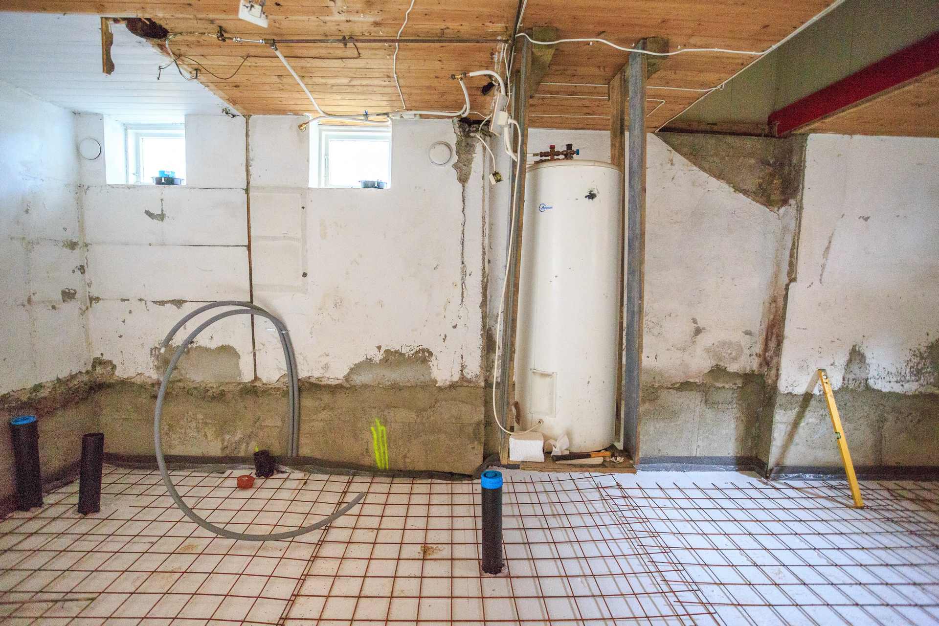 Kjellervegg med nytt fundament og armert gulv