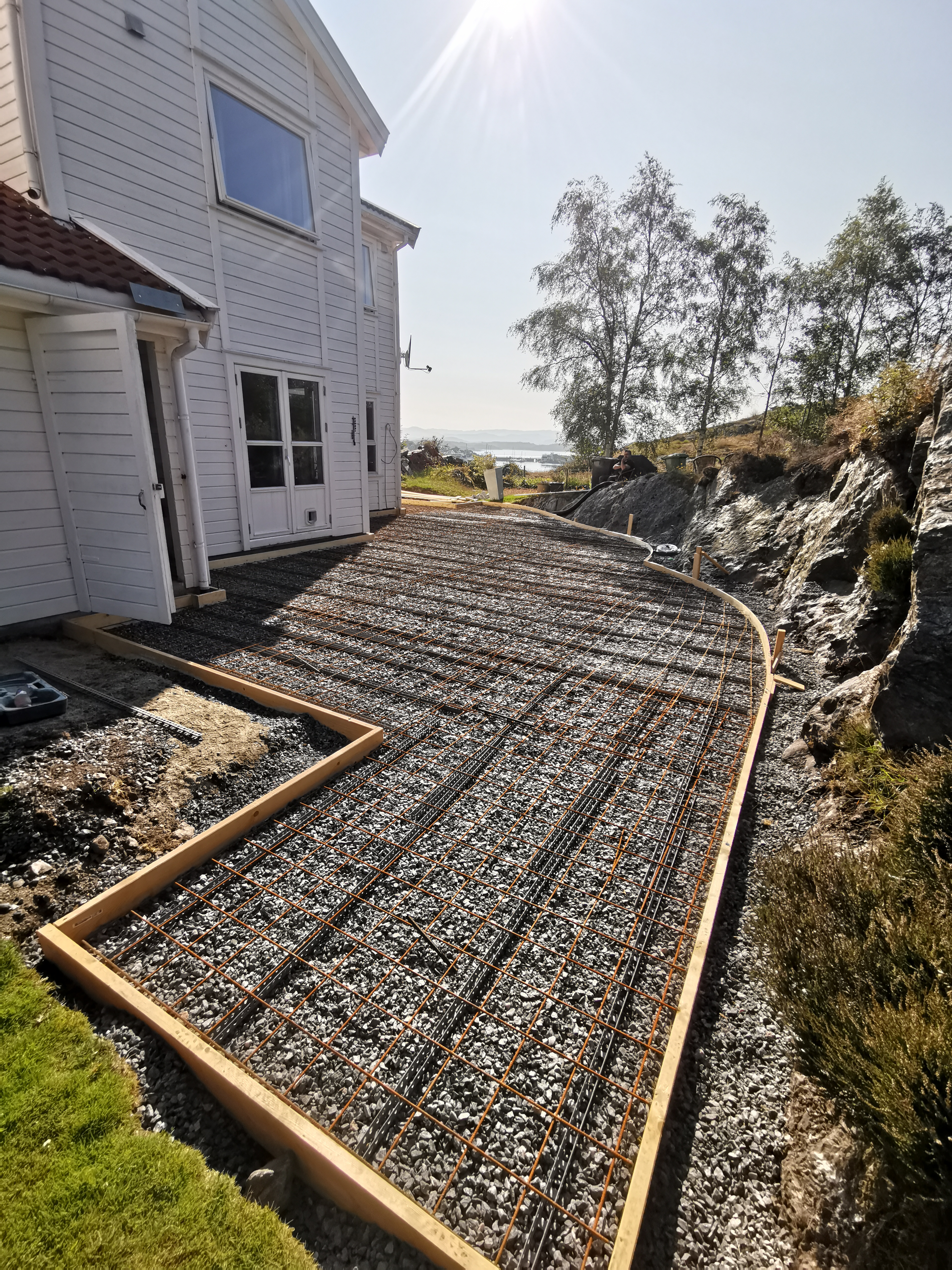 Armeringsnett lagt ut på bærelaget innenfor forskalingen