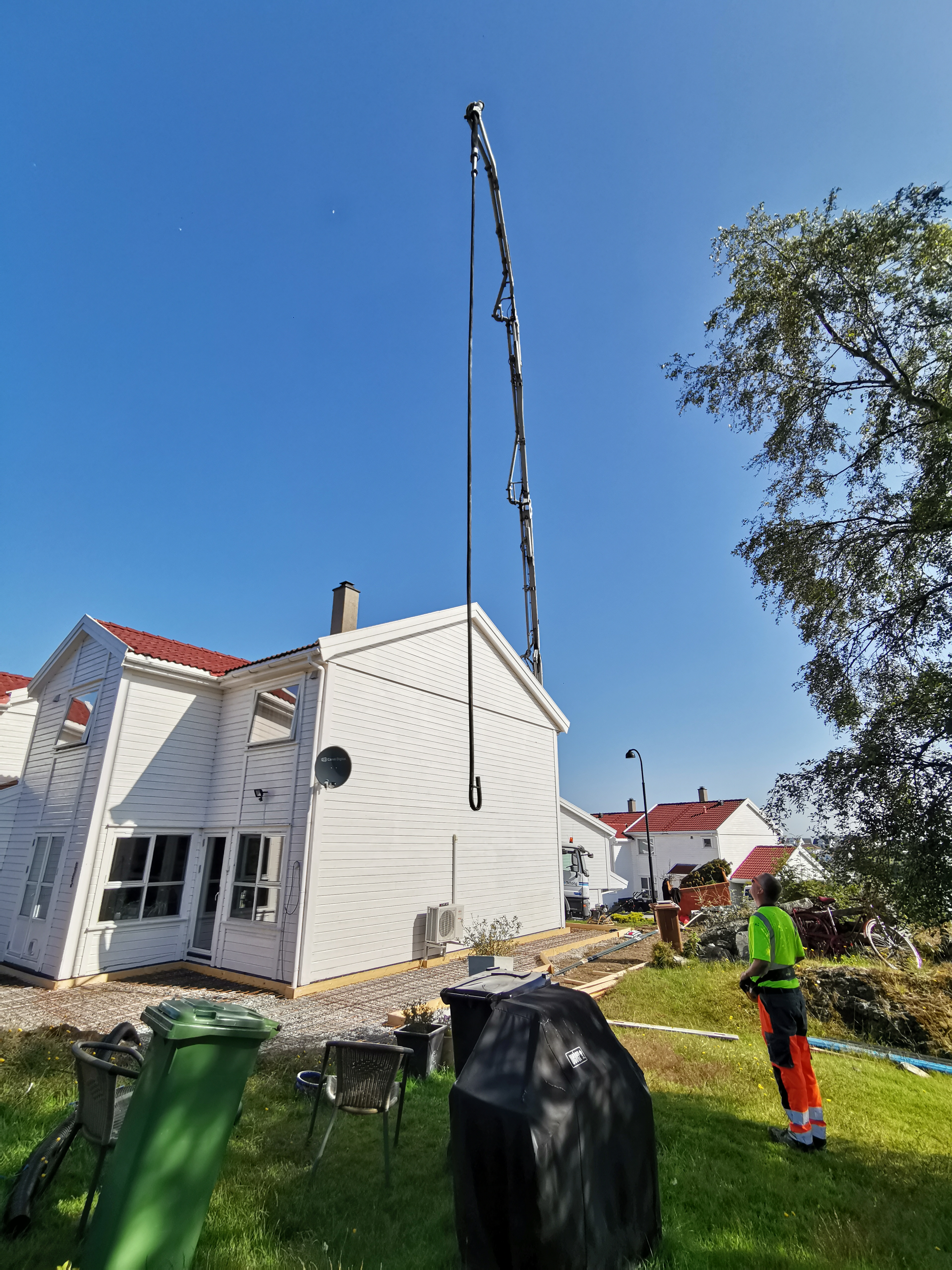 Betongpumpe i arbeid ved bygget under støping