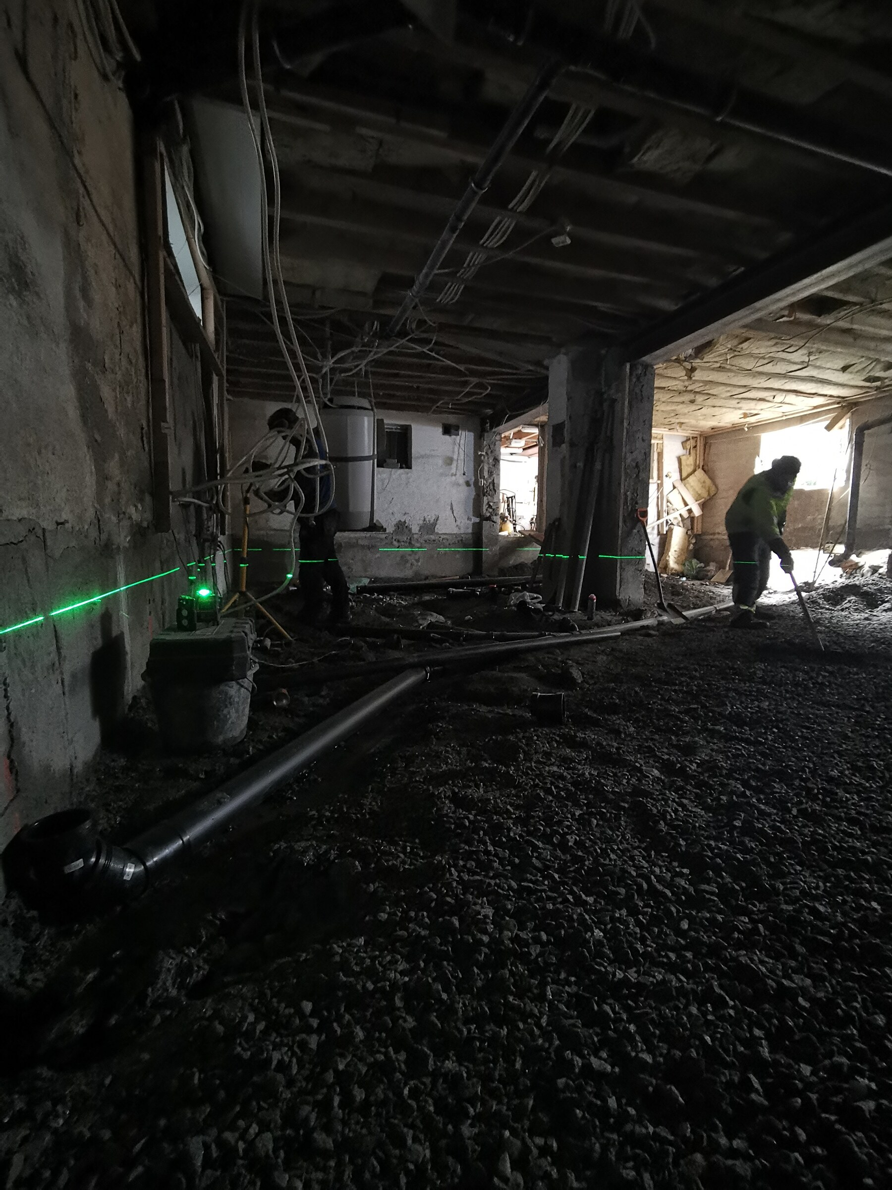 Nivellering av kjellergulvet med laser før rørlegging