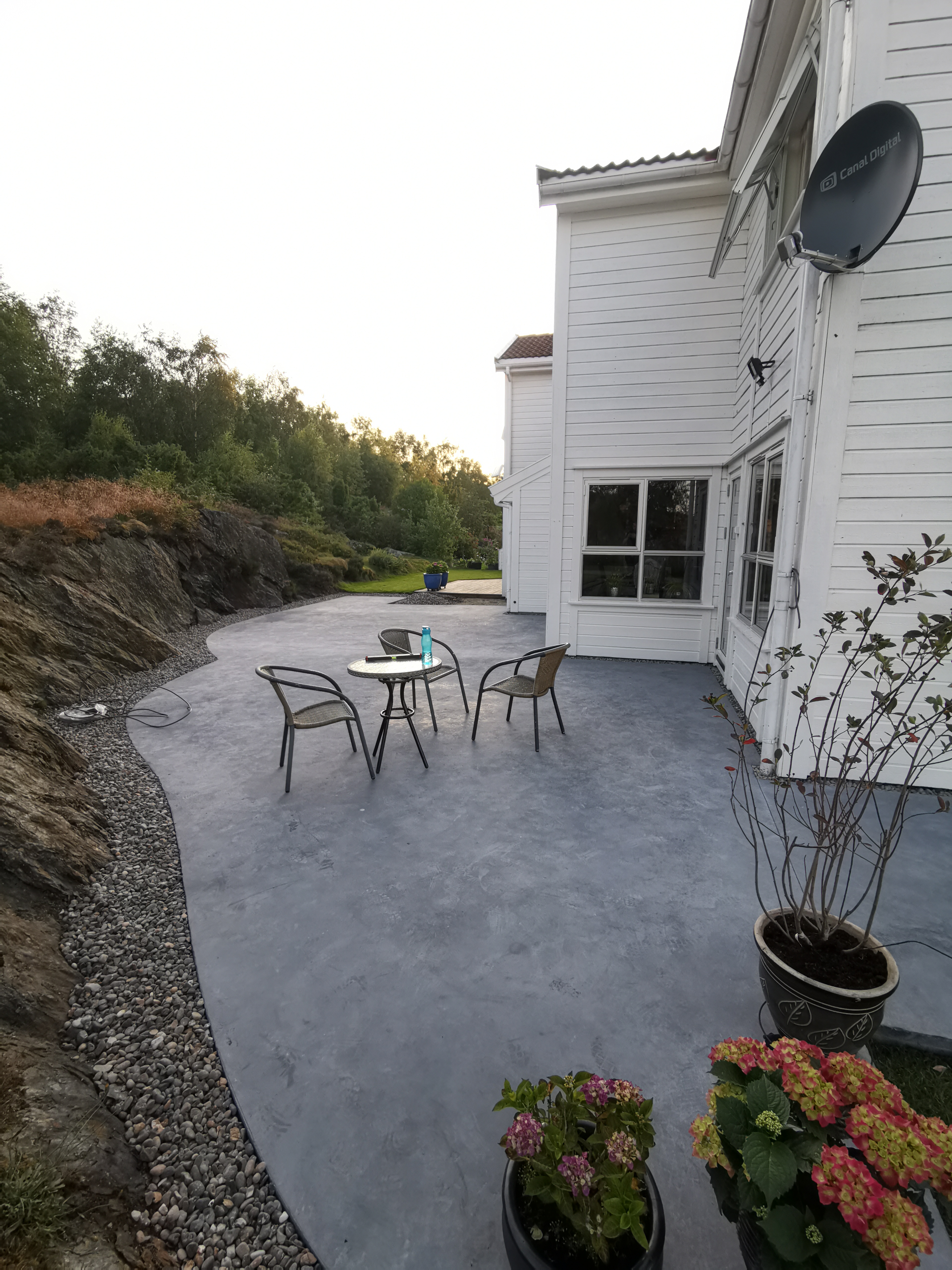 Ferdig pigmentert betongdekke som uteplass langs husveggen