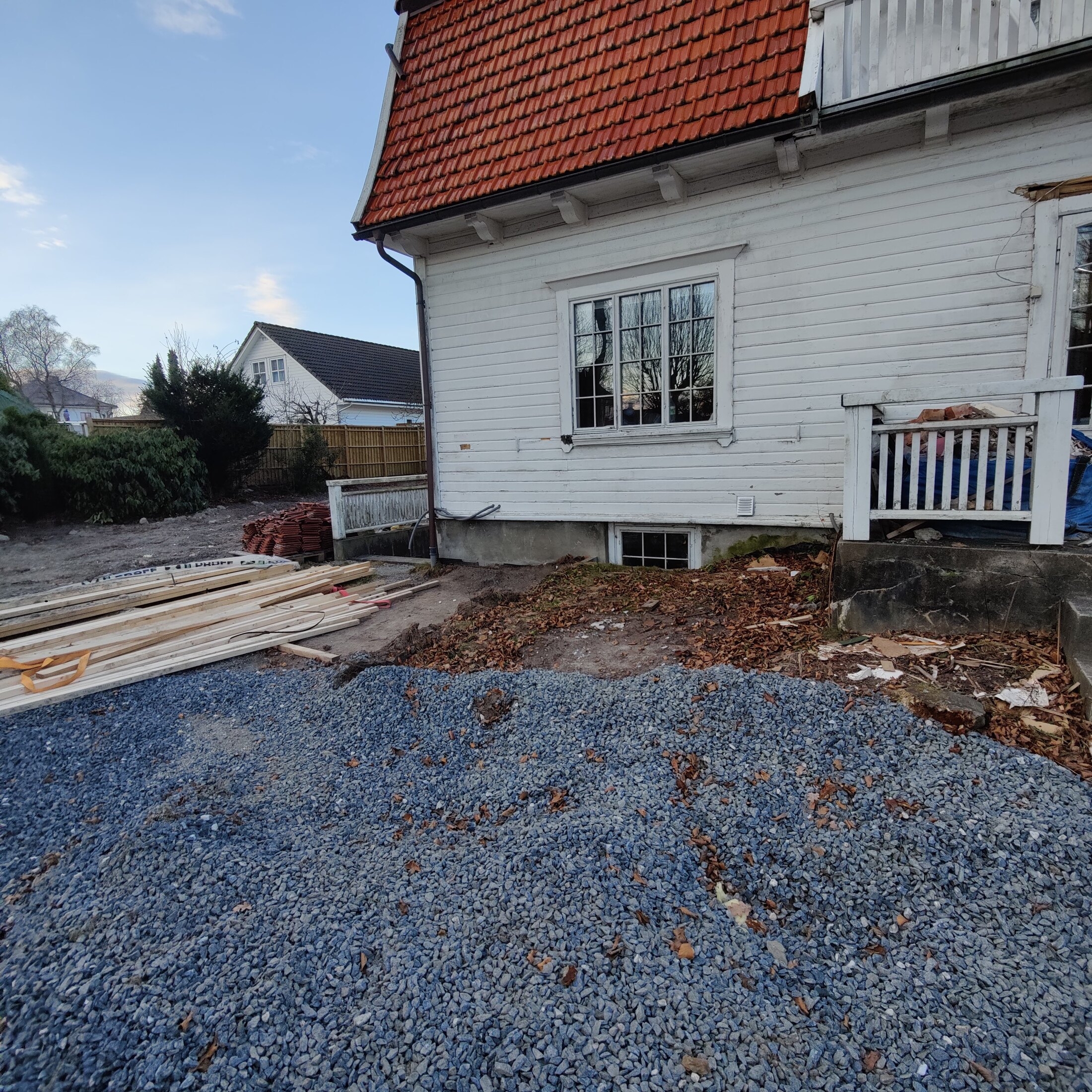 Utlagt pukklag langs husveggen før videre oppbygging
