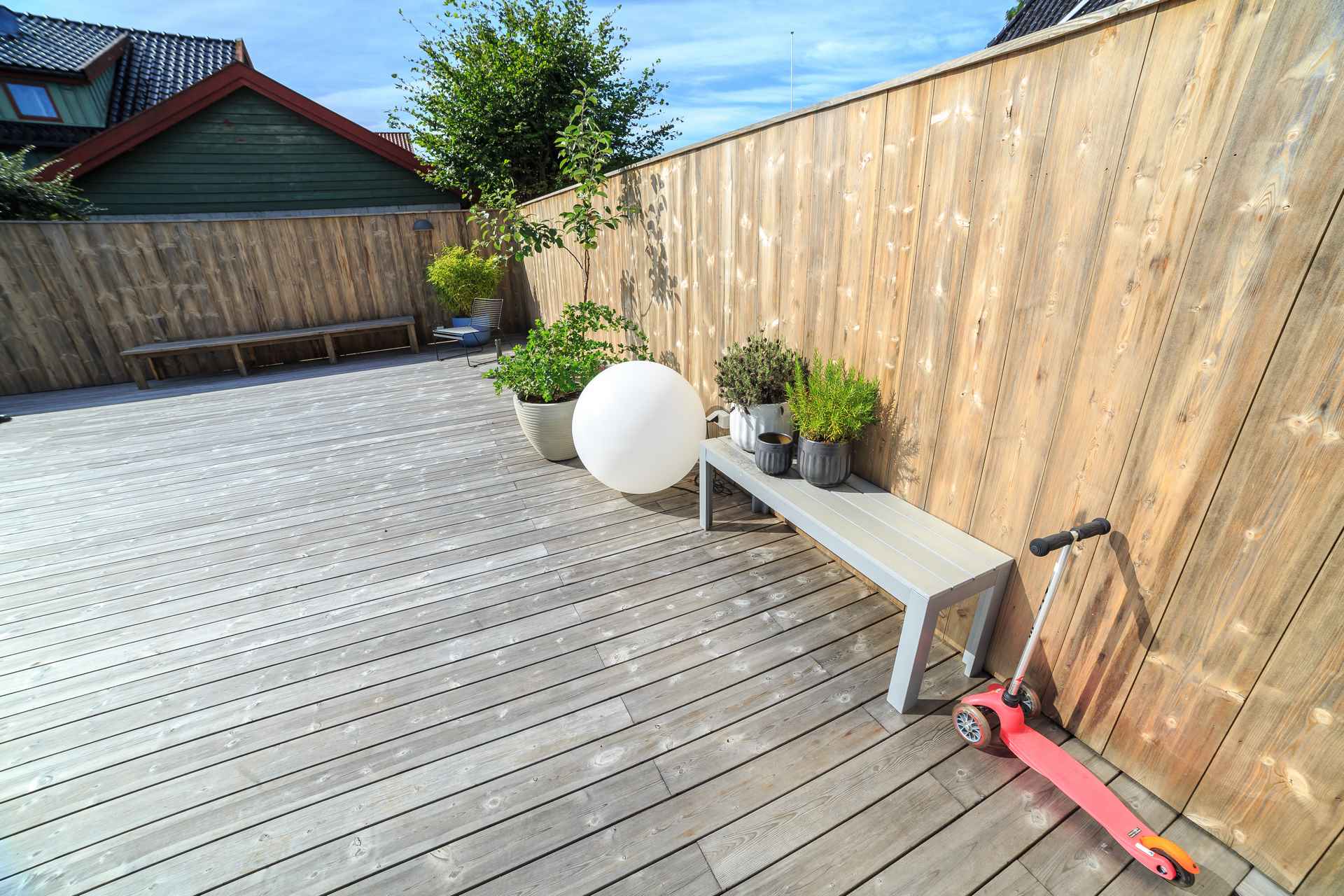 Terrasse i Kebony med nytt gjerde og skjerming