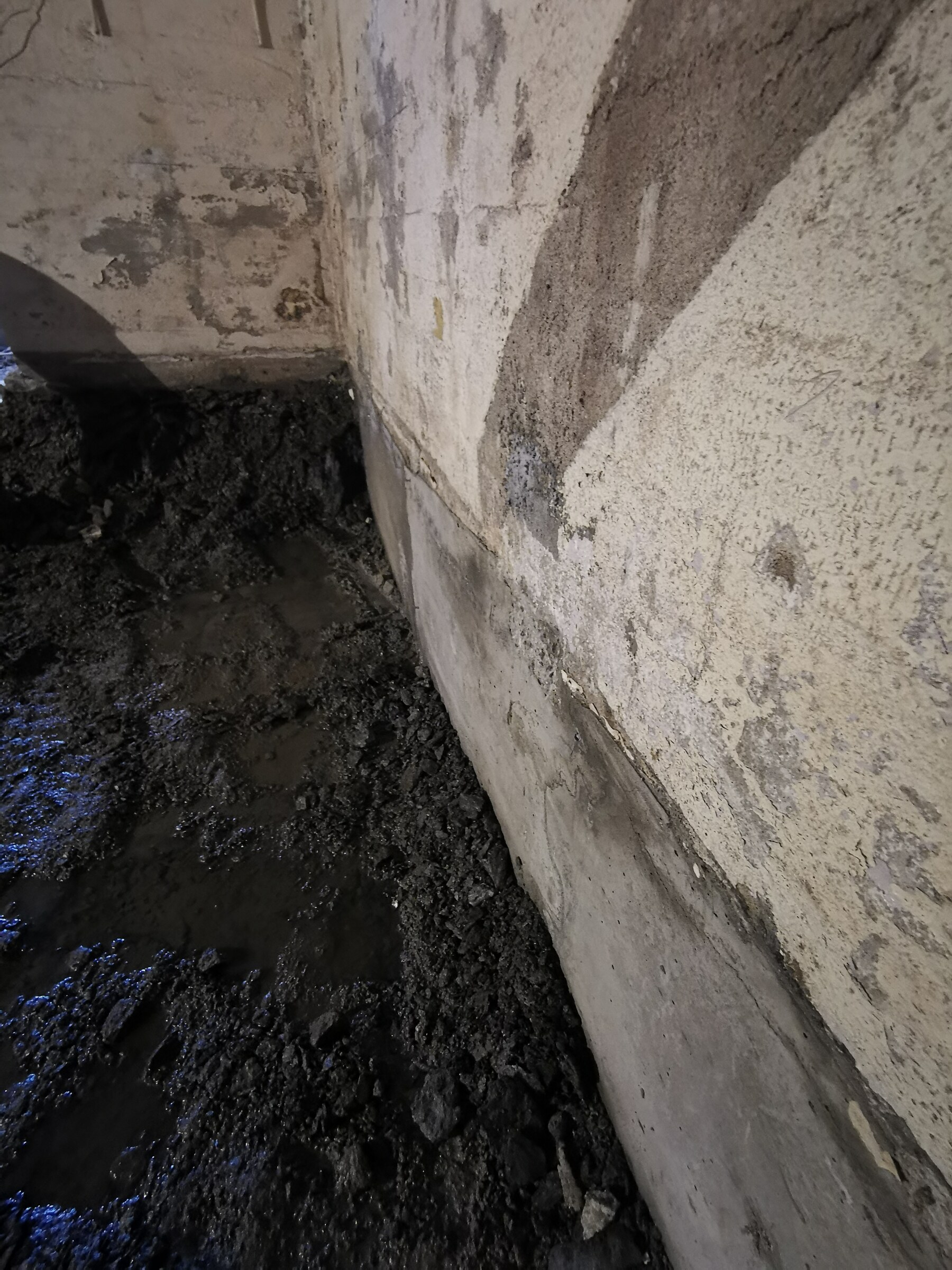 Frilagt fundament og fast fjell etter utgraving i kjelleren