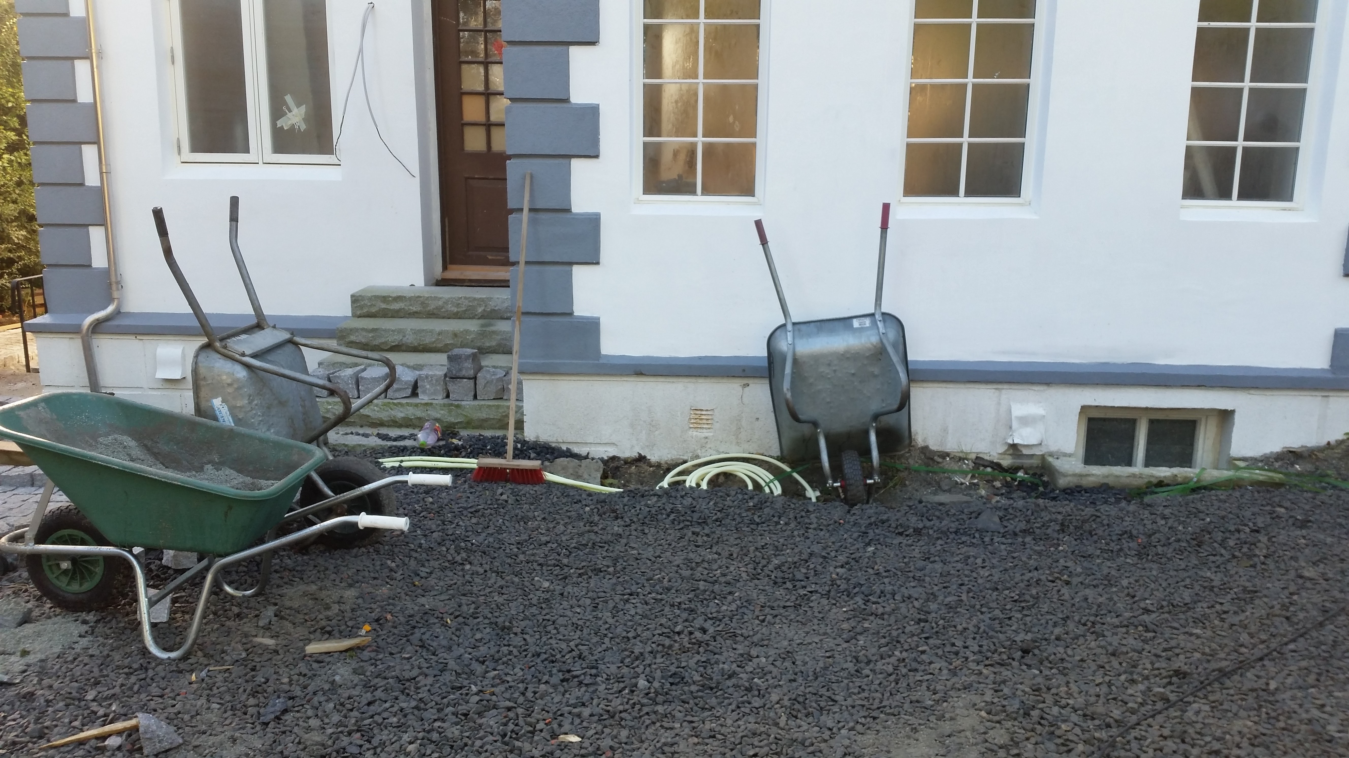 Detalj av natursteinsarbeid i hagen