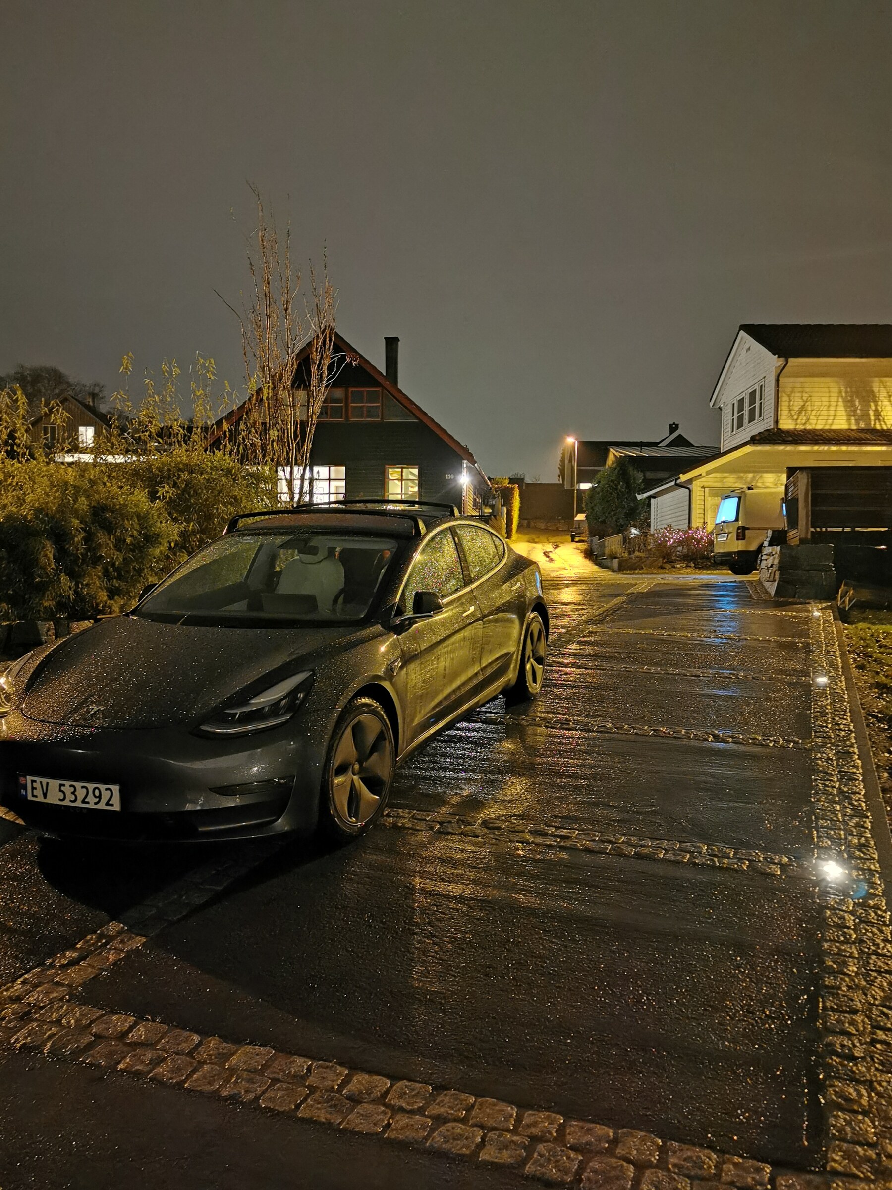 Innkjørselen i kveldslys med integrert LED-belysning langs granittfugene