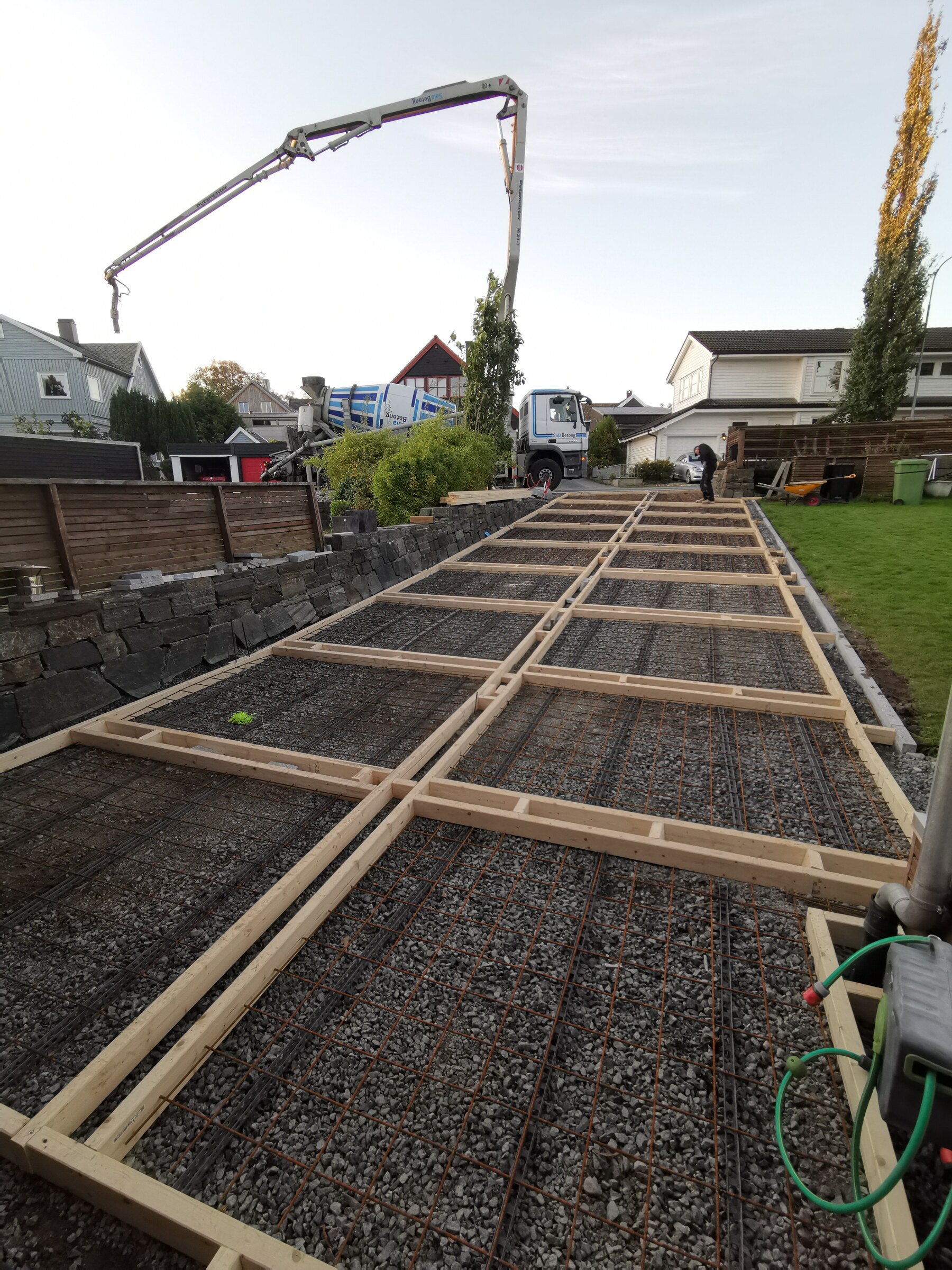 Betongpumpe på plass over ferdig forskaling og komprimert underbygning