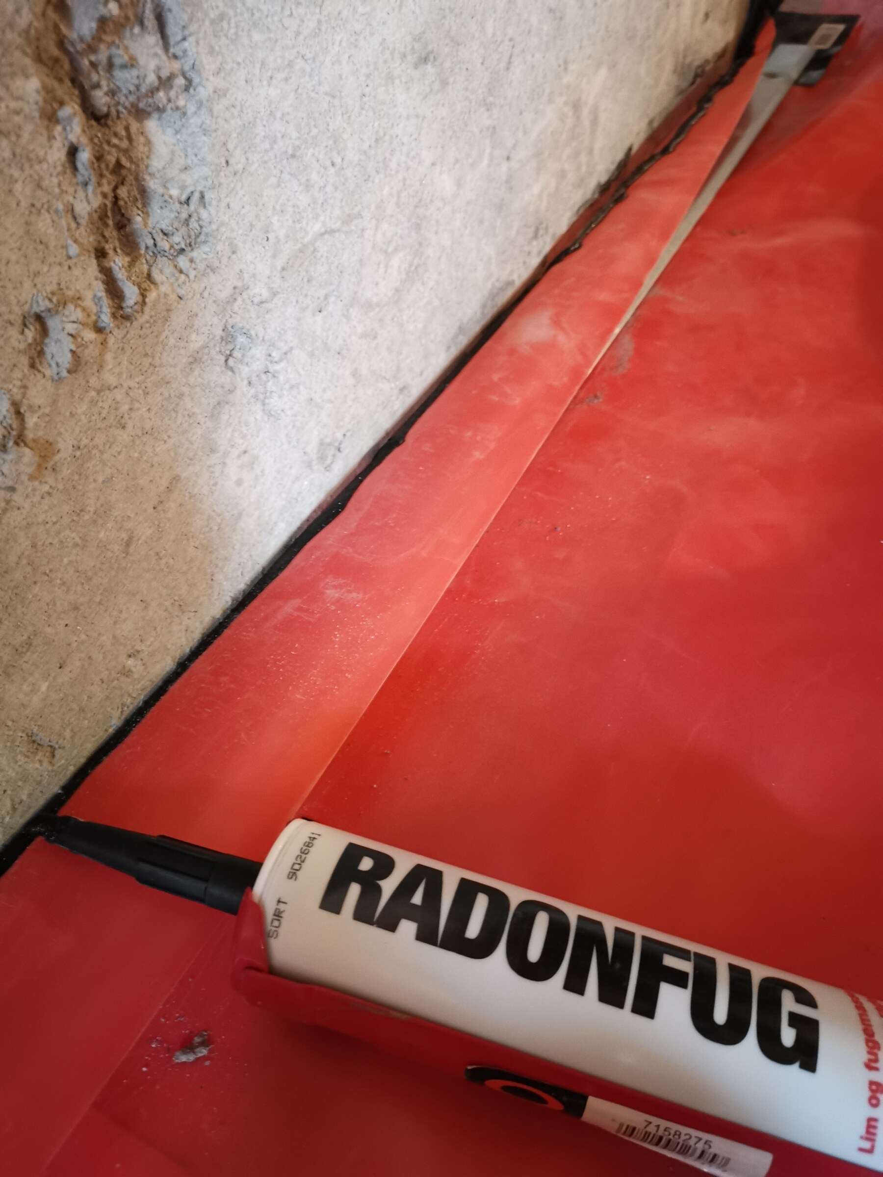 Tetting av radonmembranen med radonfug langs veggen