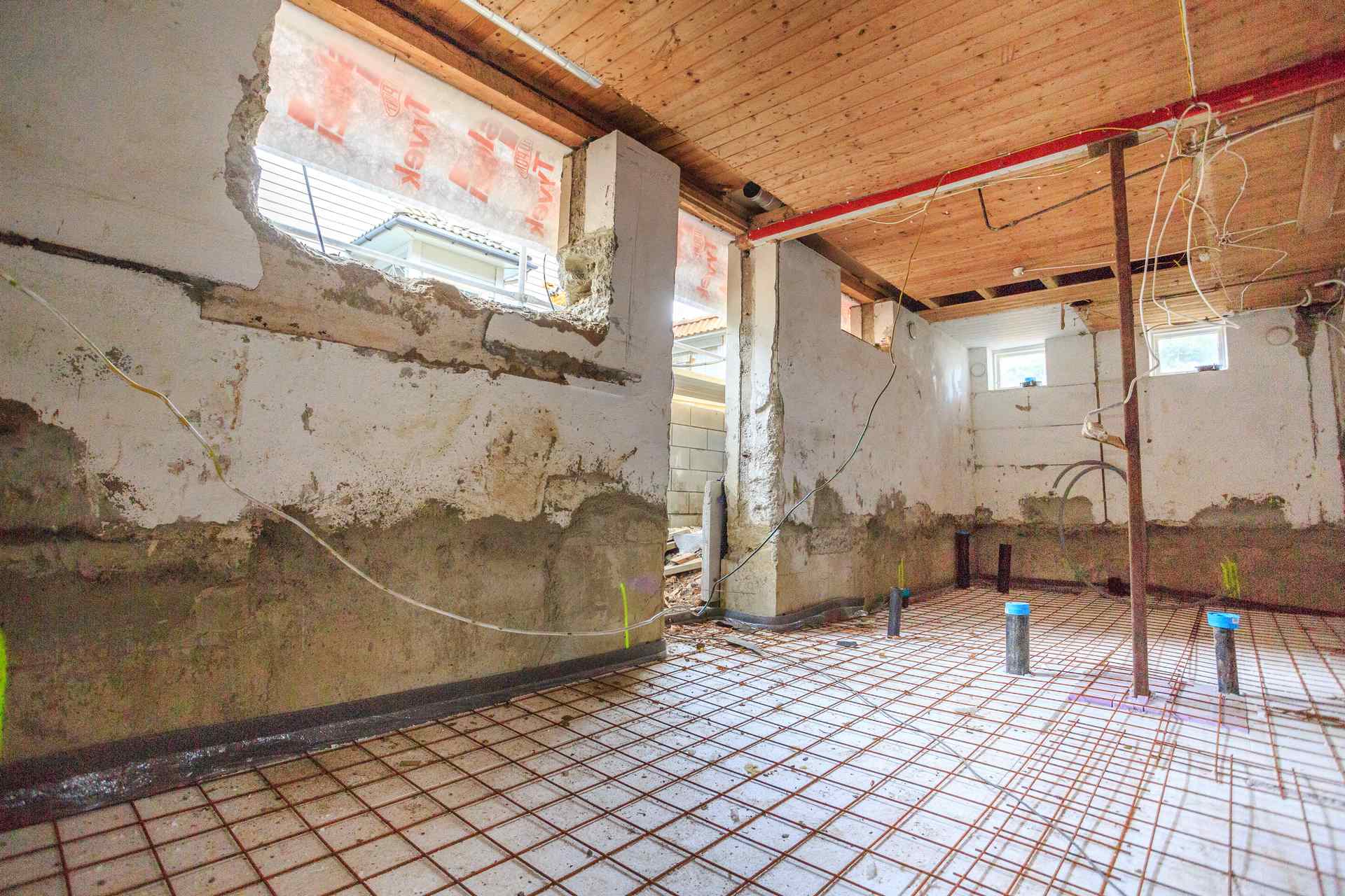 Understøpte fundamenter langs kjellerveggen