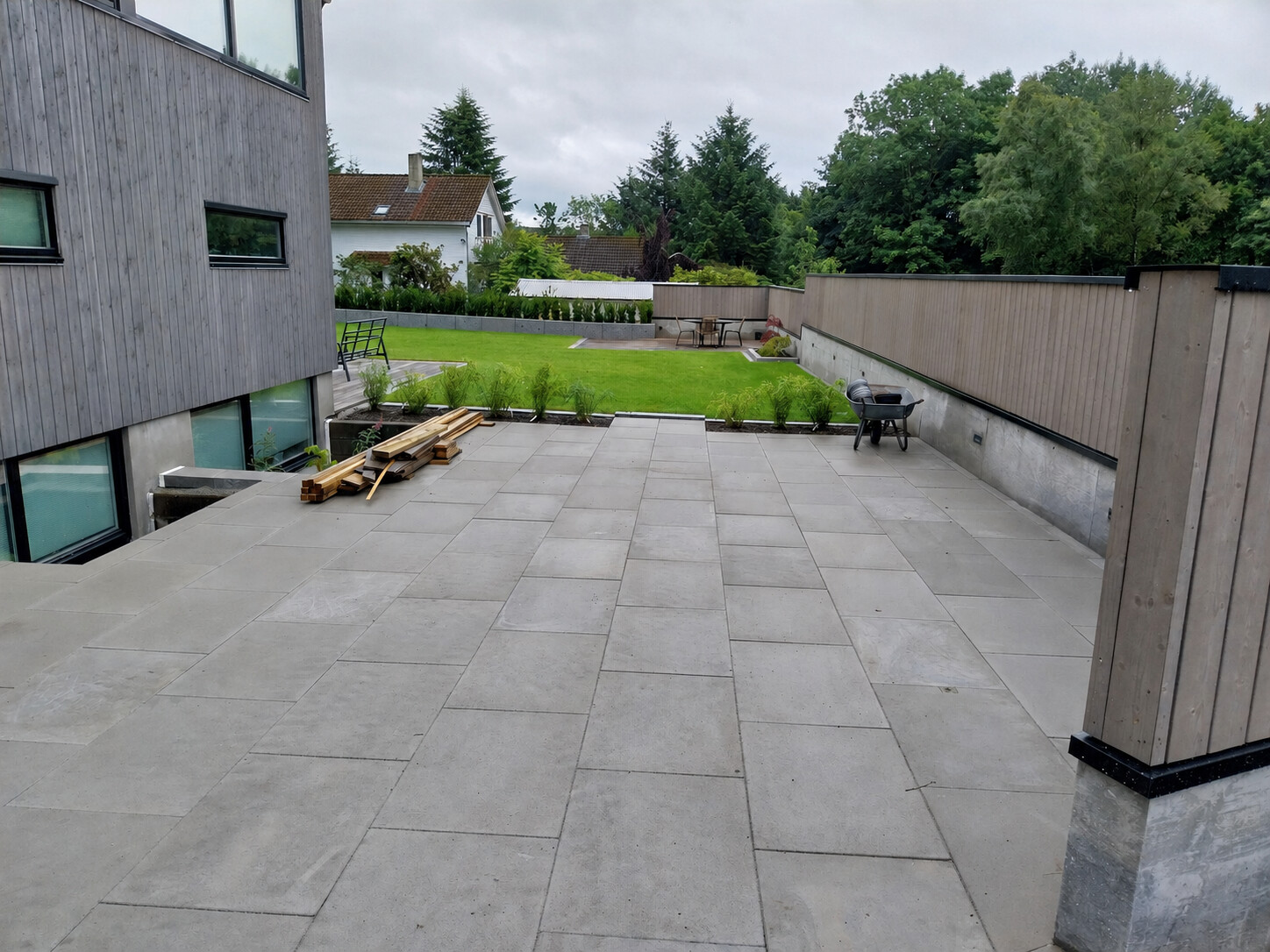 Ferdig plen sett fra terrassen med planter langs murkanten