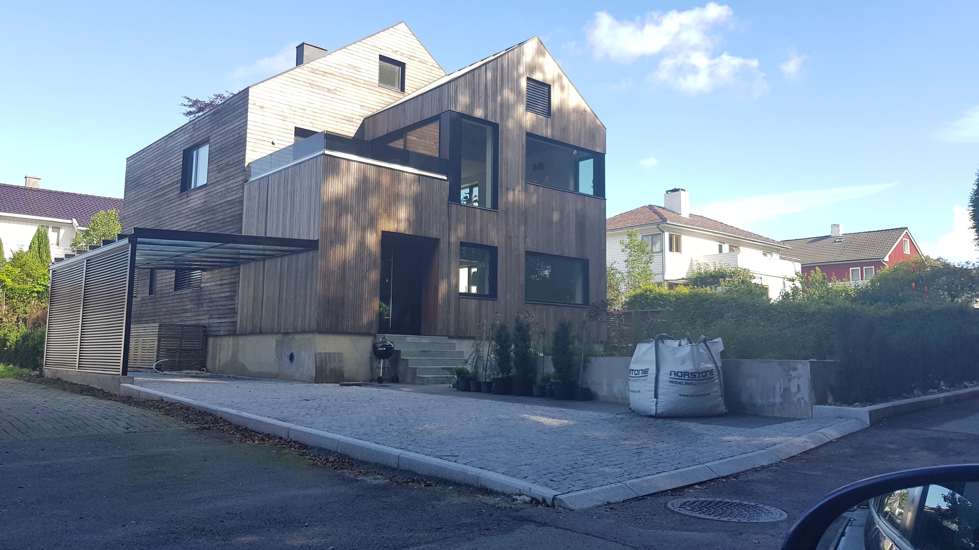 Ferdig innkjørsel i granitt med carport og opparbeidet uteområde