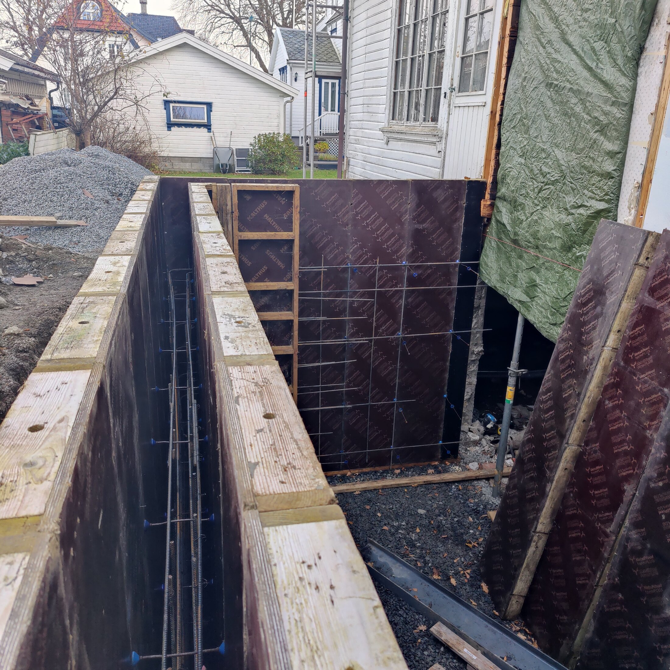 Forskalt vegg med armering og membran under betongarbeidet
